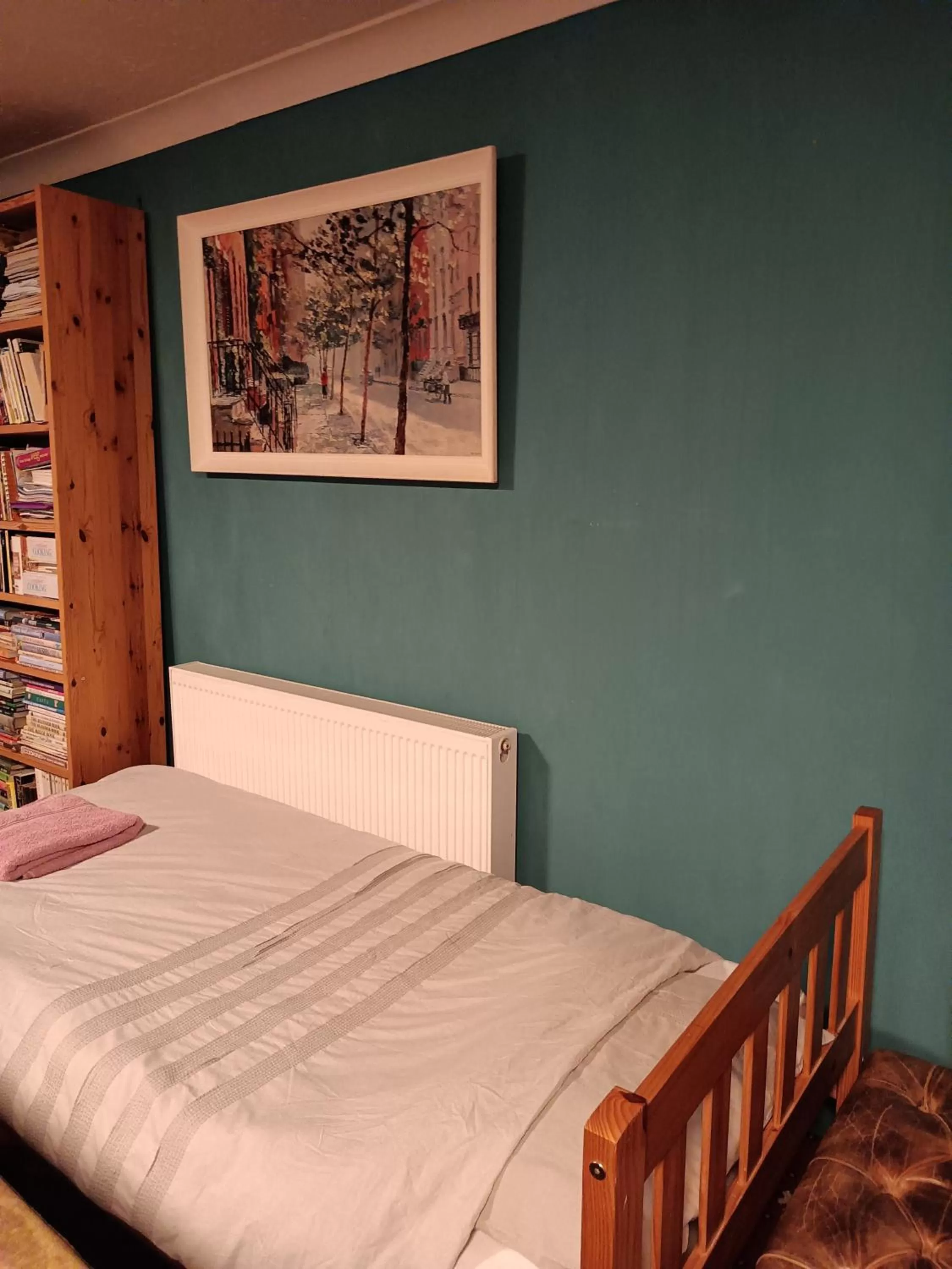 Communal lounge/ TV room, Bed in Hotel 5 Ravenhurst Drive M6 J7