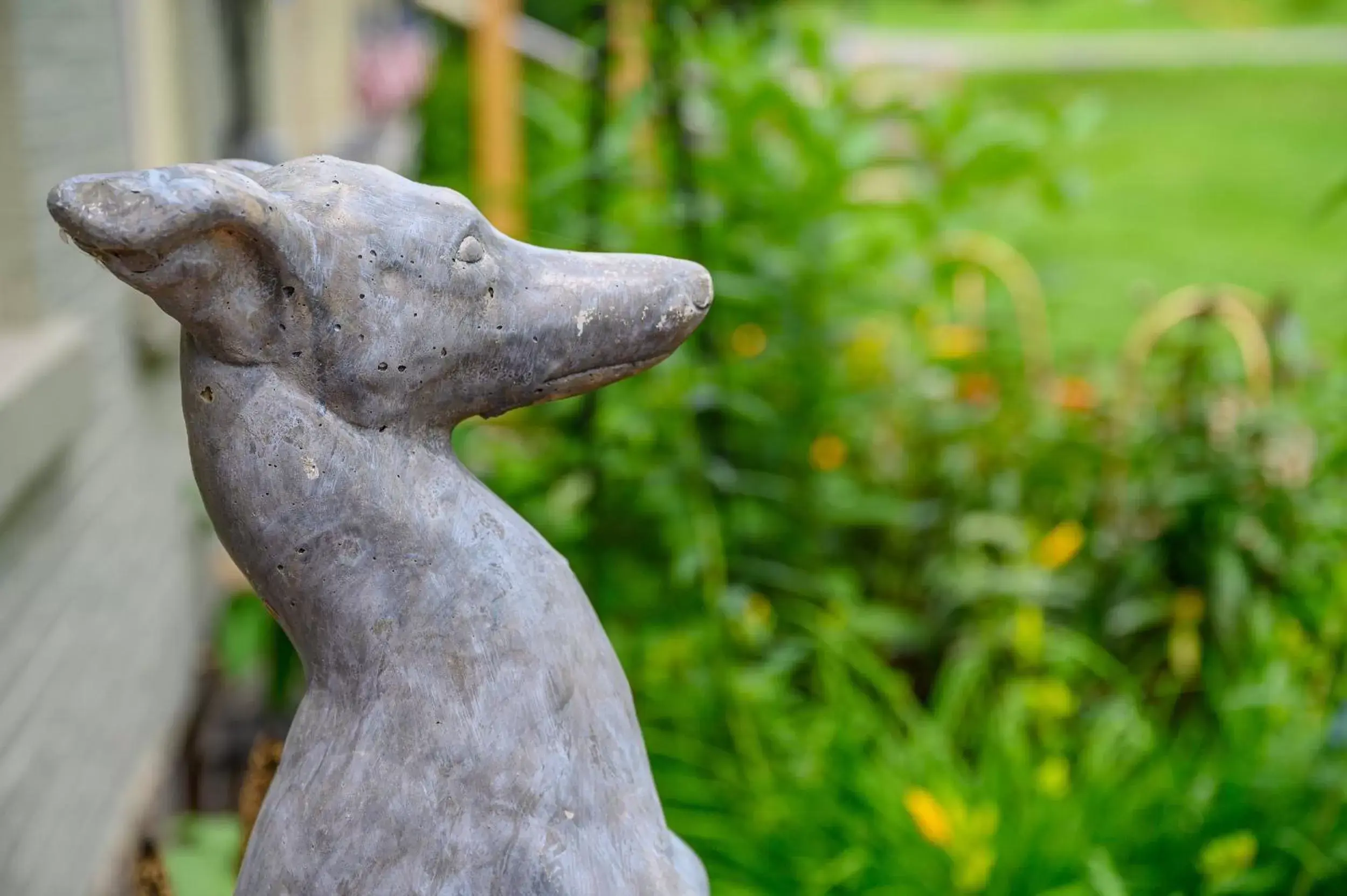 Decorative detail, Other Animals in Brass Lantern Inn