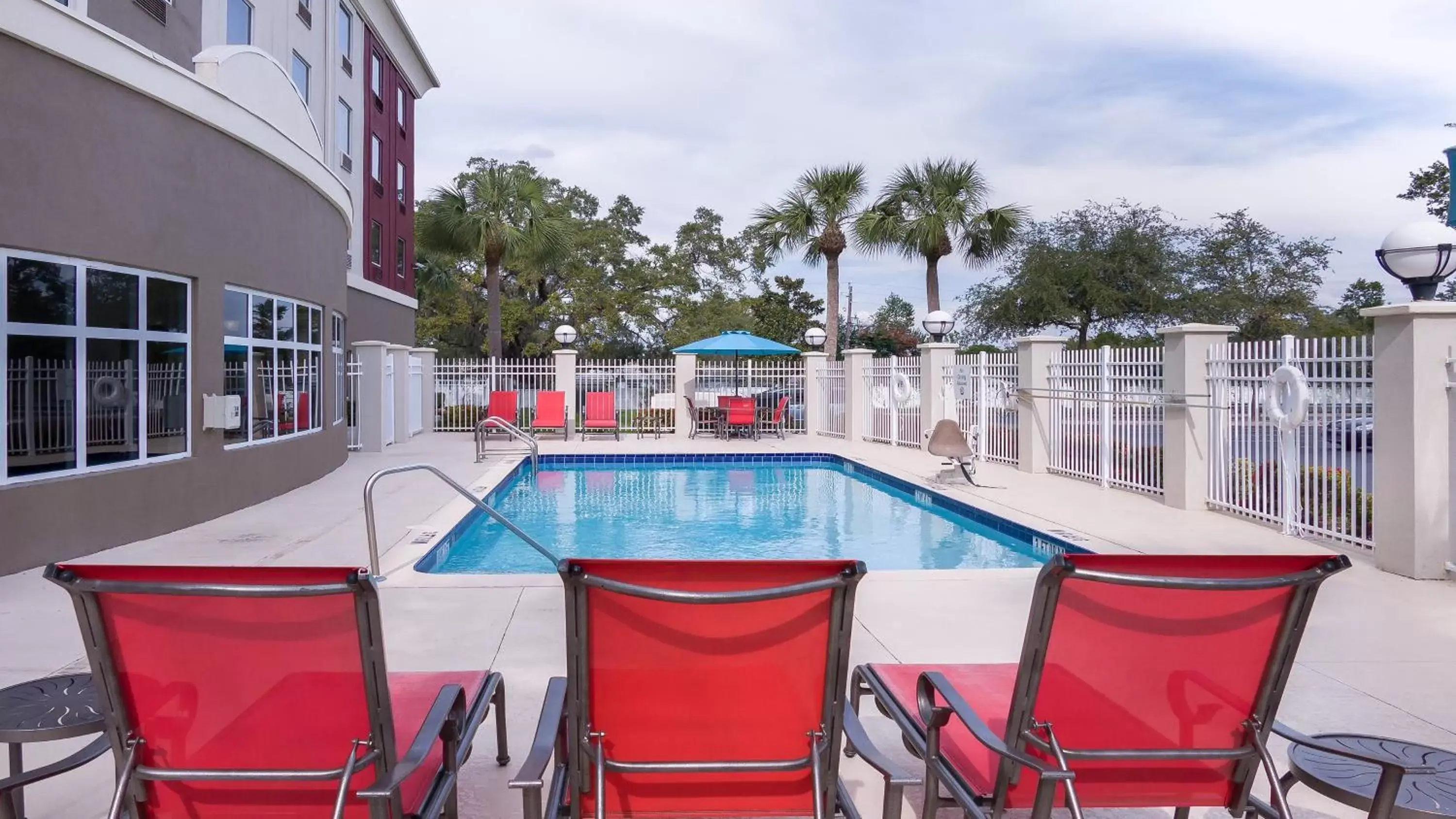 Swimming Pool in Holiday Inn Express St. Petersburg North / I-275, an IHG Hotel