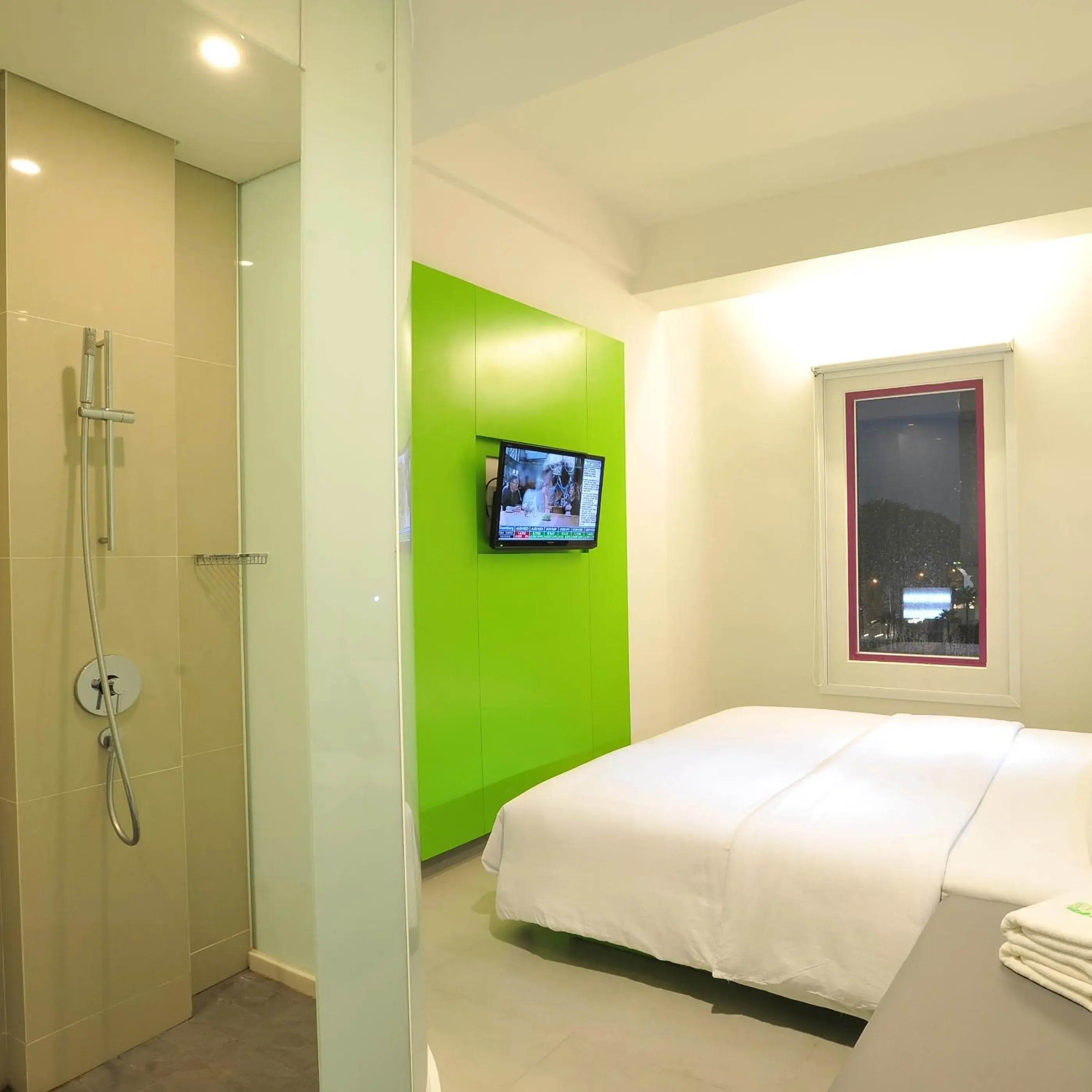 Bathroom, Bed in POP! Hotel Diponegoro Surabaya