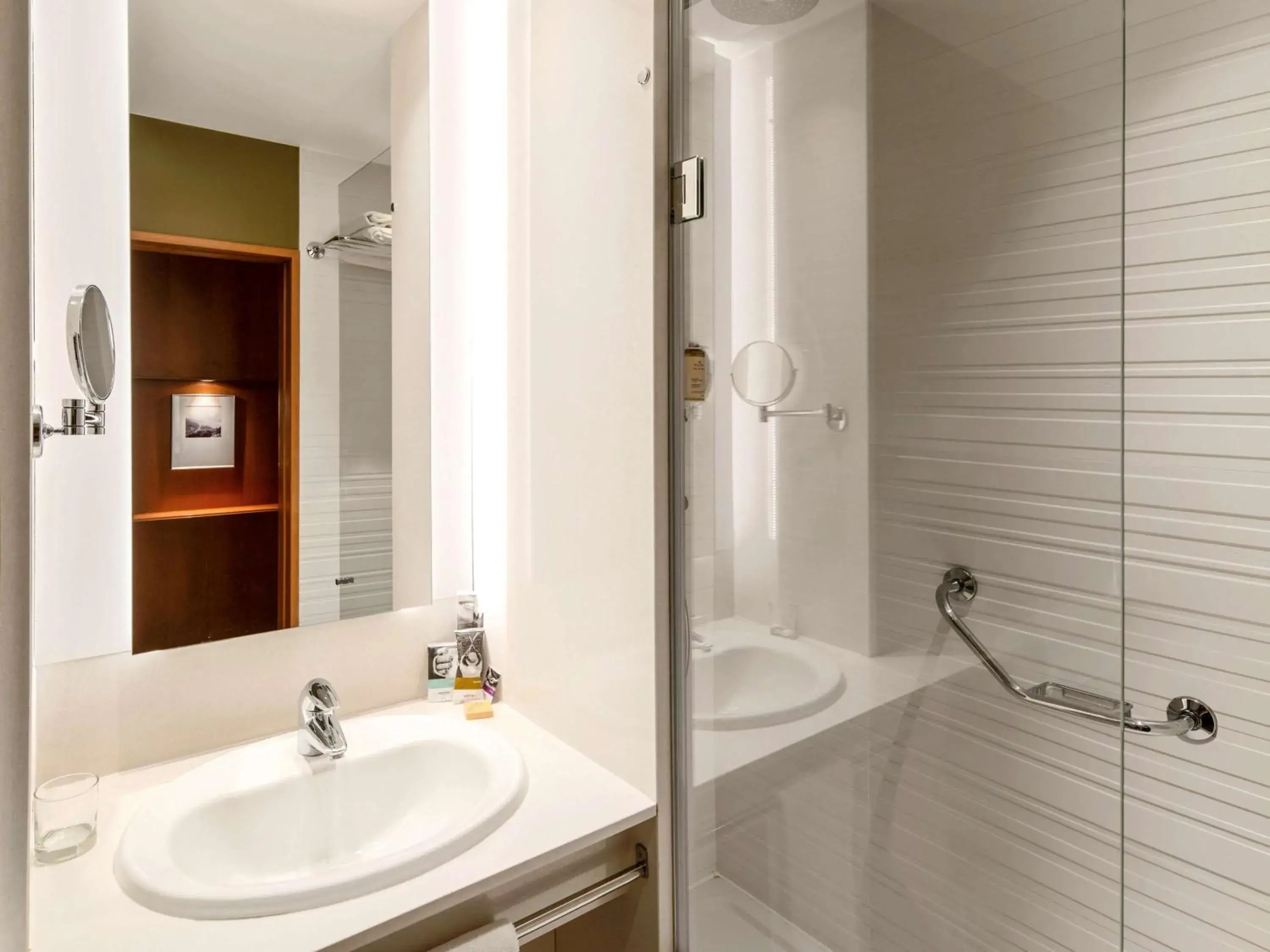 Photo of the whole room, Bathroom in Hotel Mercure Porto Gaia