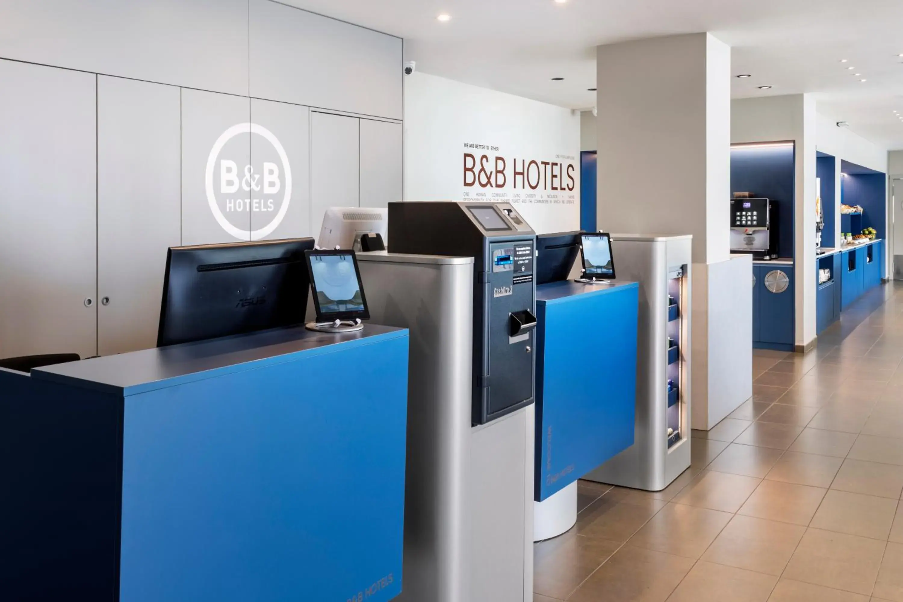 Lobby or reception, Kitchen/Kitchenette in B&B HOTEL Madrid Aeropuerto T1 T2 T3