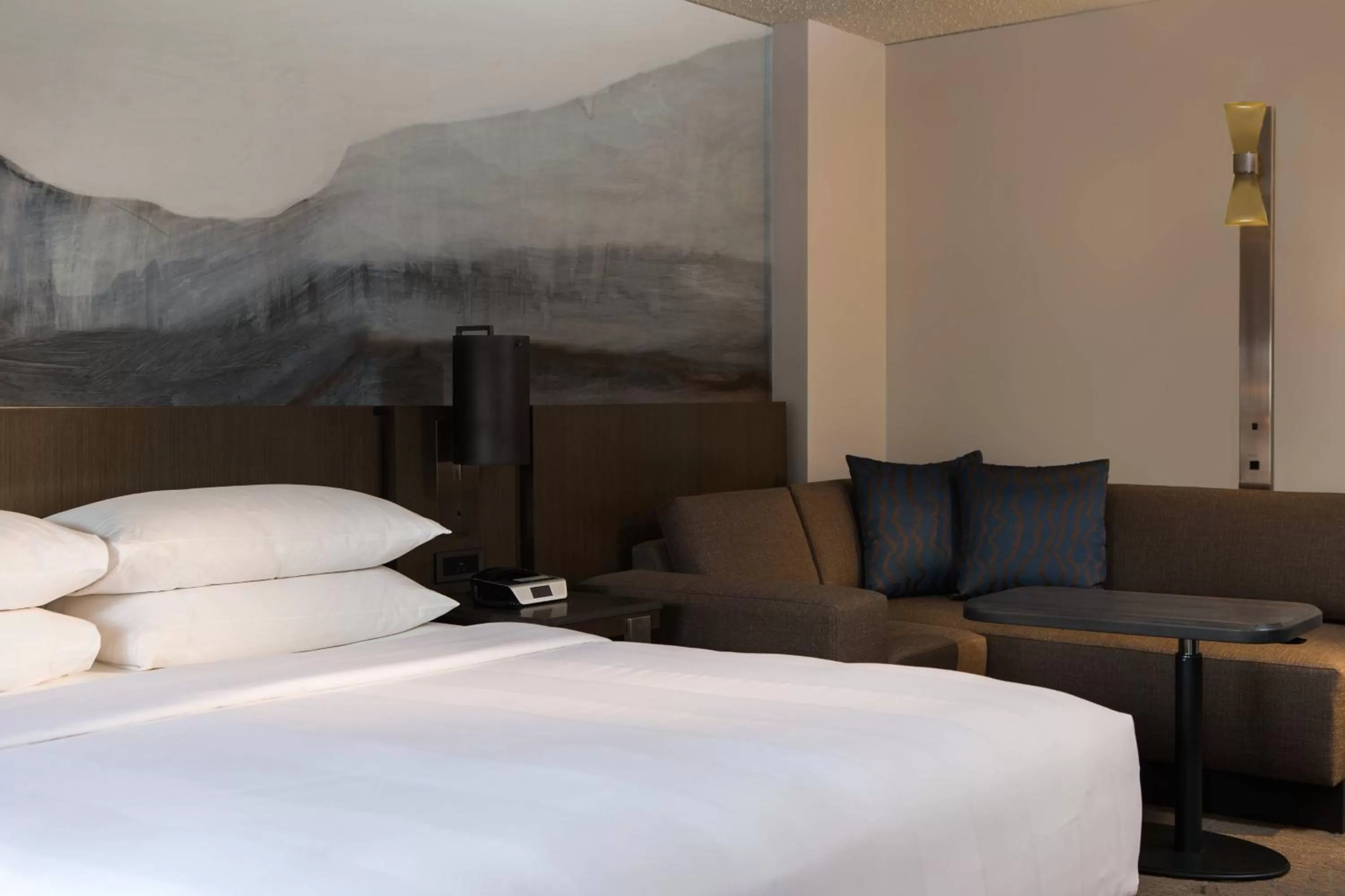 Photo of the whole room, Bed in Calgary Marriott Downtown Hotel