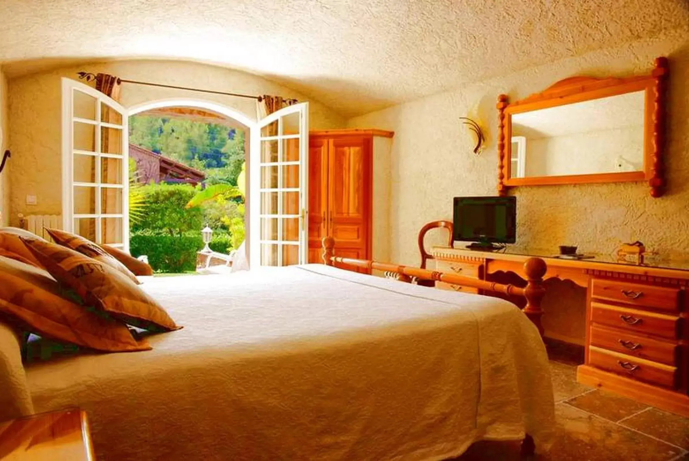 Bedroom in L' Escapade Hôtel & Restaurant