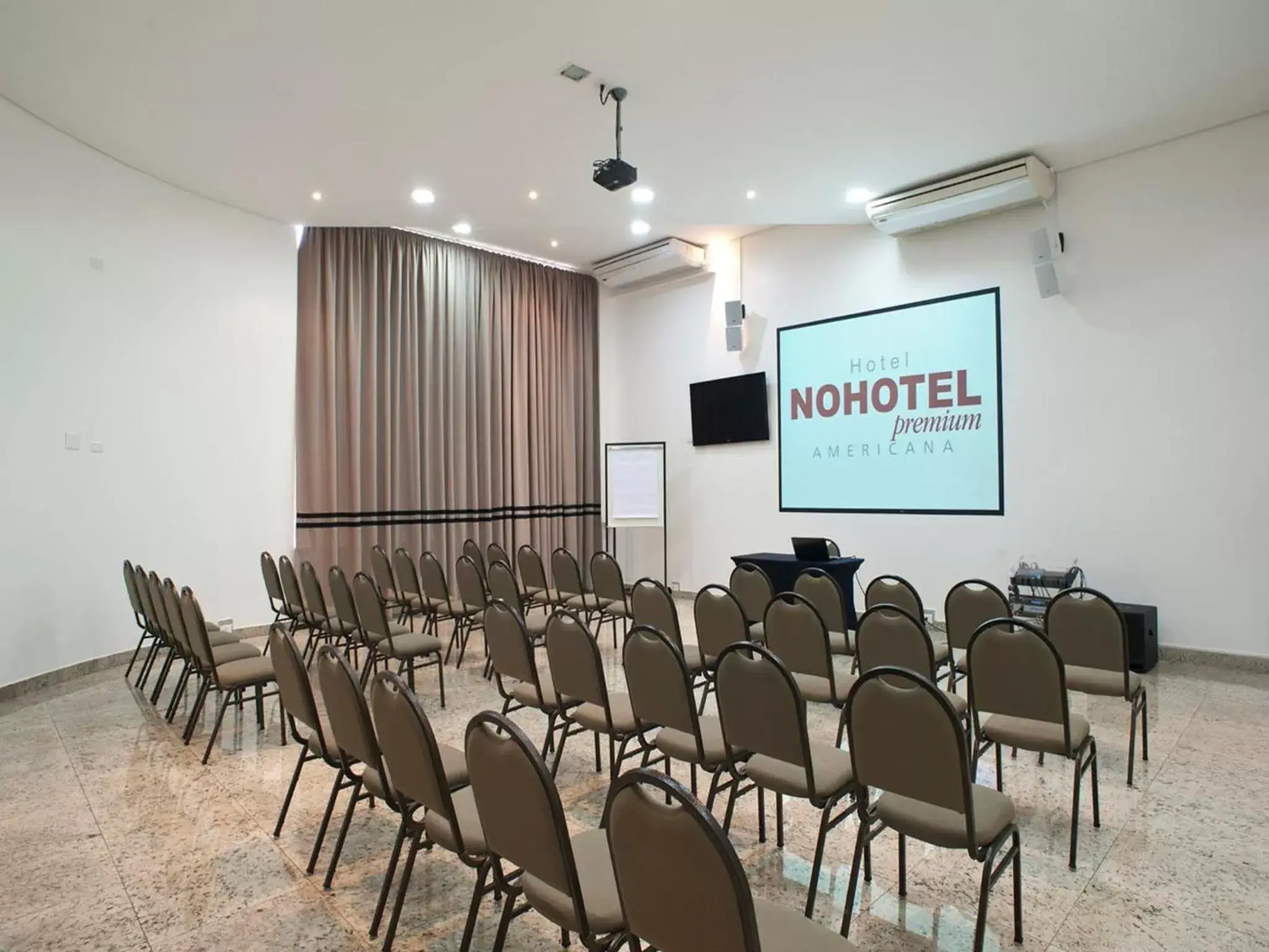 Meeting/conference room in Nohotel Premium Americana