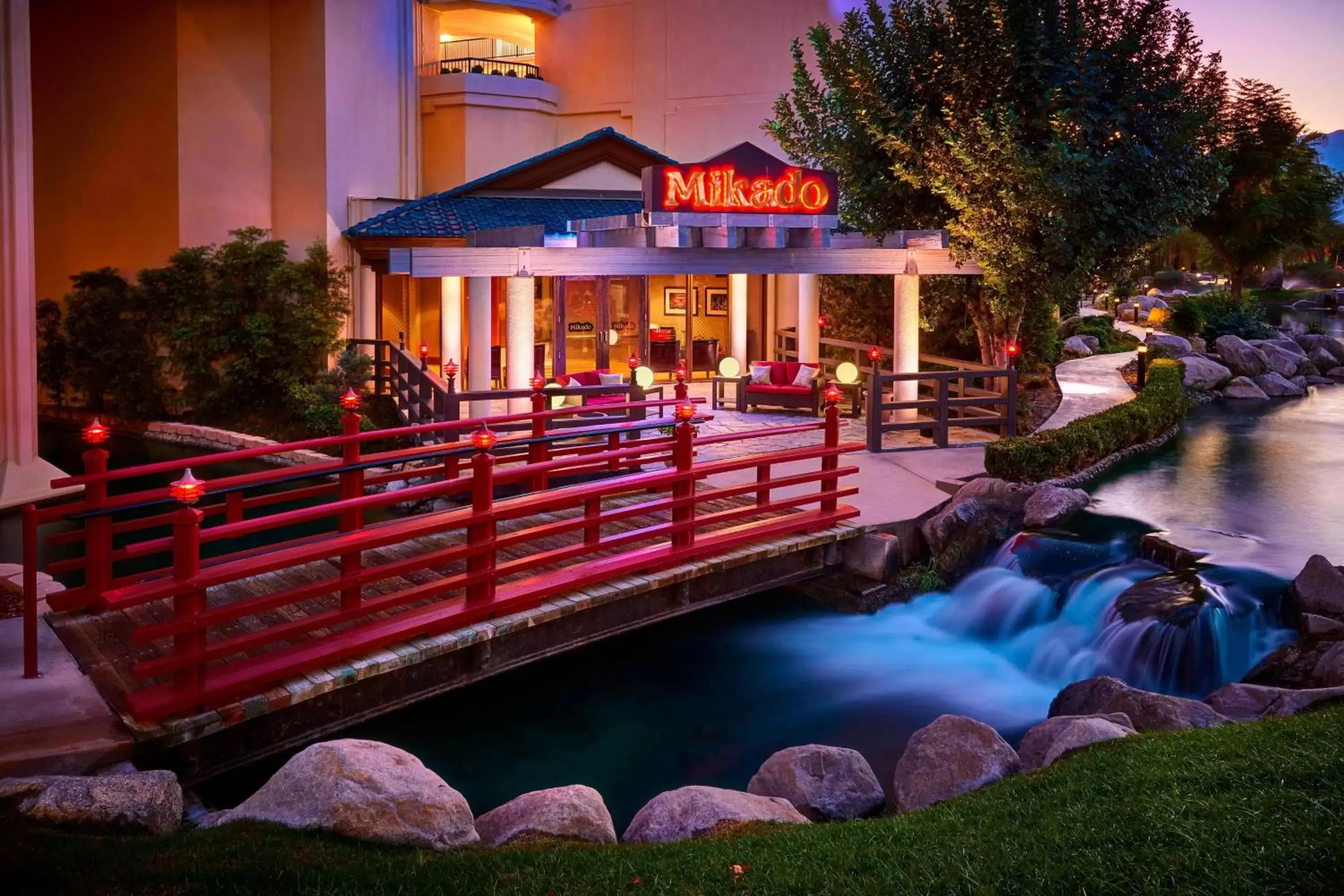 Restaurant/places to eat, Swimming Pool in JW Marriott Desert Springs Resort & Spa