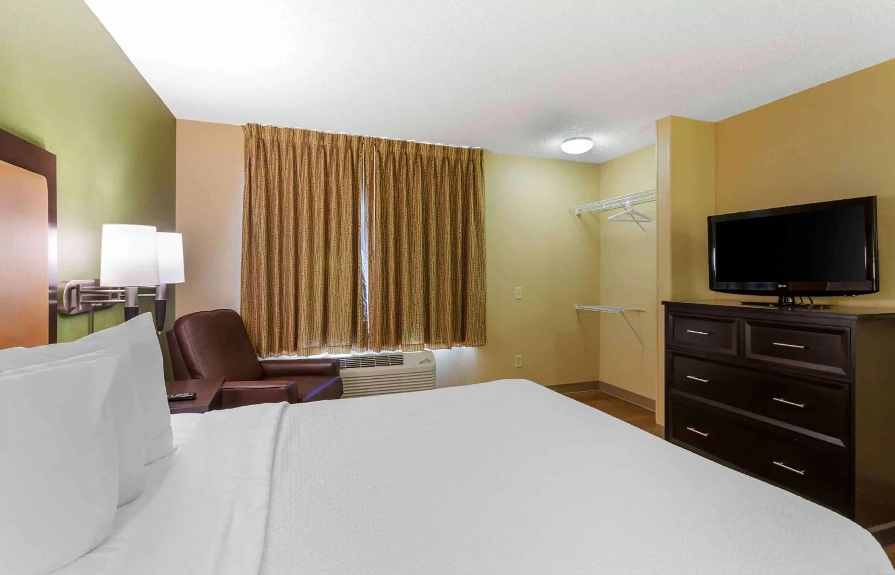 Bedroom, Bed in Extended Stay America Suites - Salt Lake City - Sandy