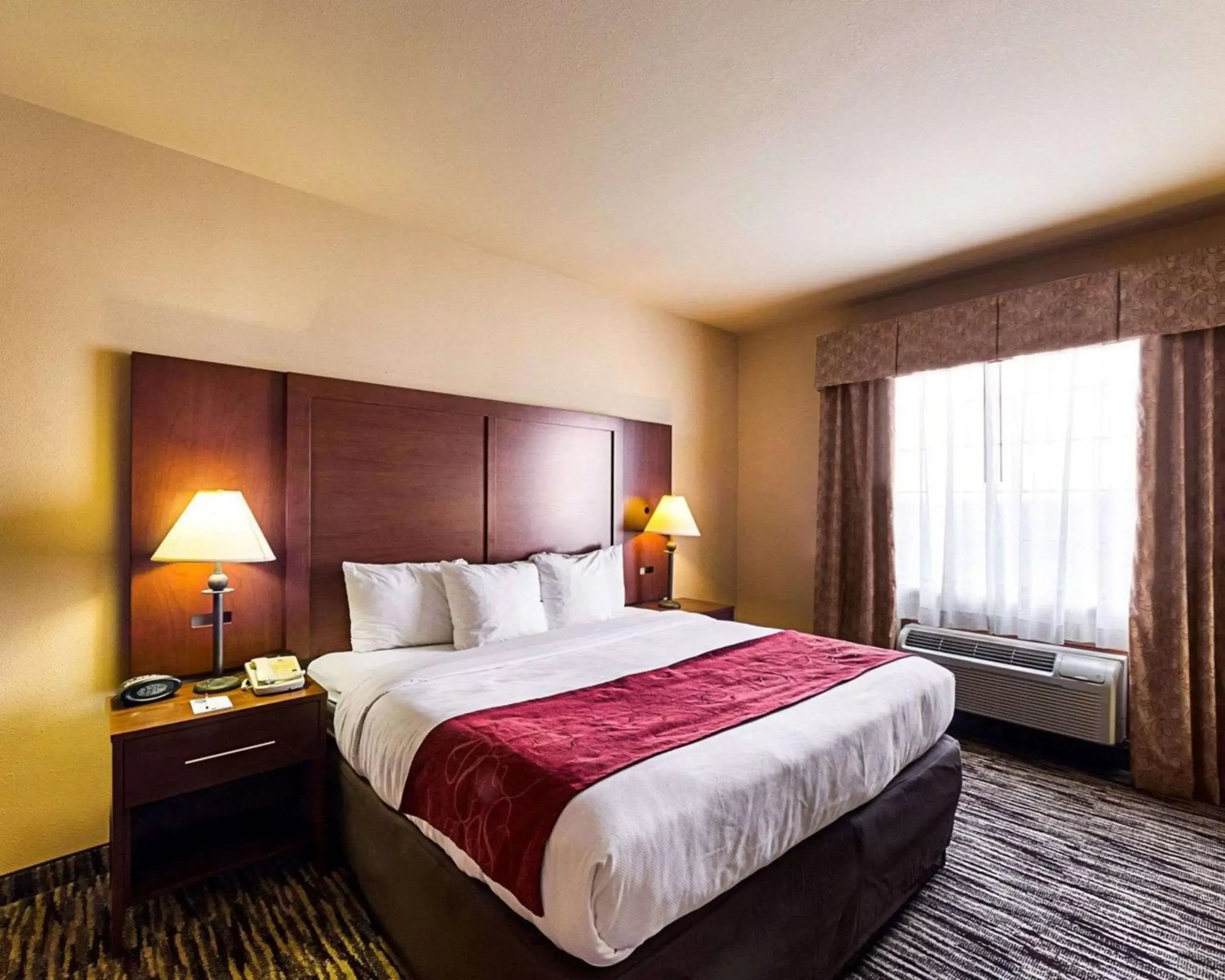 Bedroom, Bed in Comfort Suites At Plaza Mall