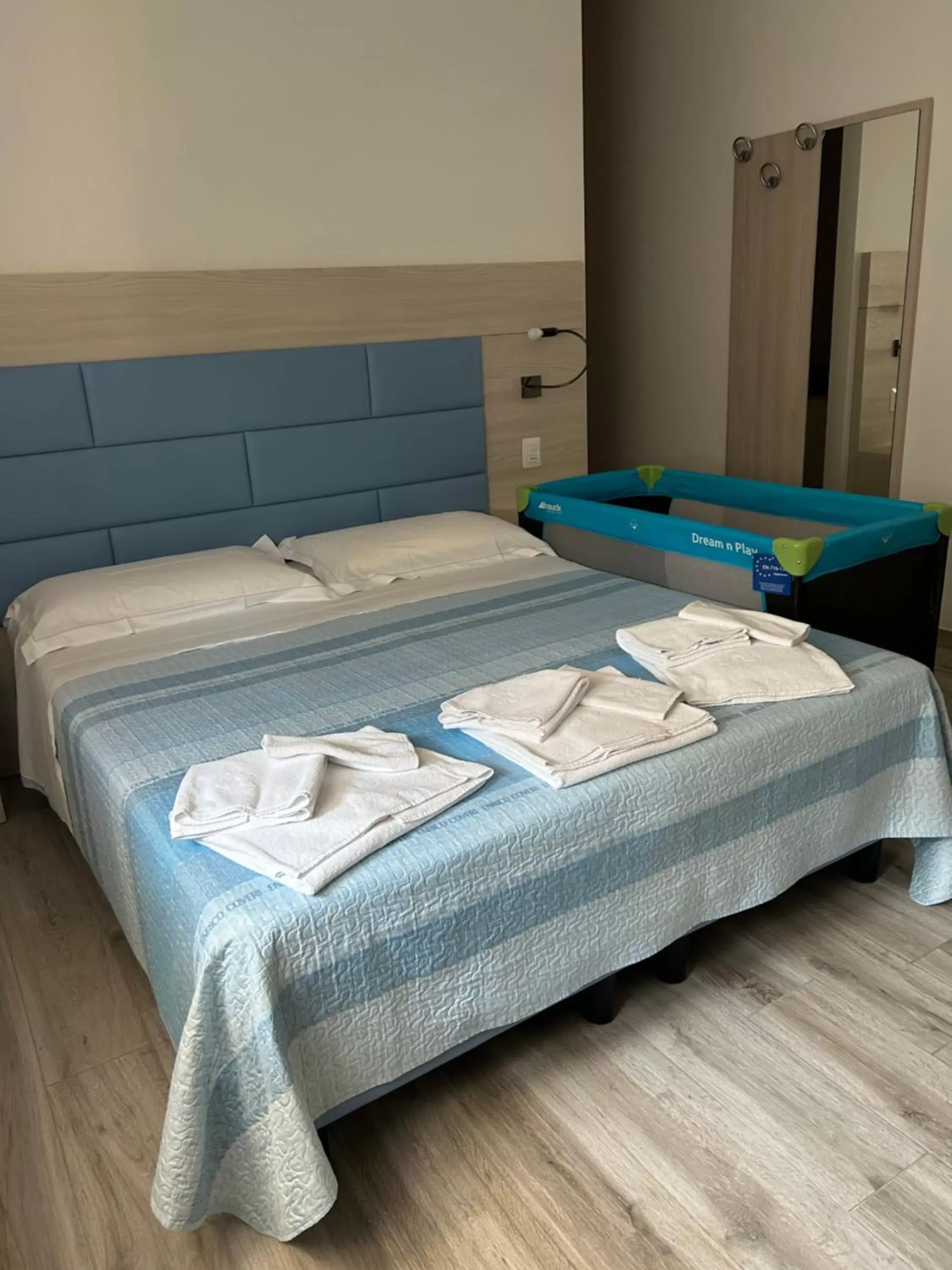 Bedroom, Bed in Il Sole e la Luna B&B in Garda