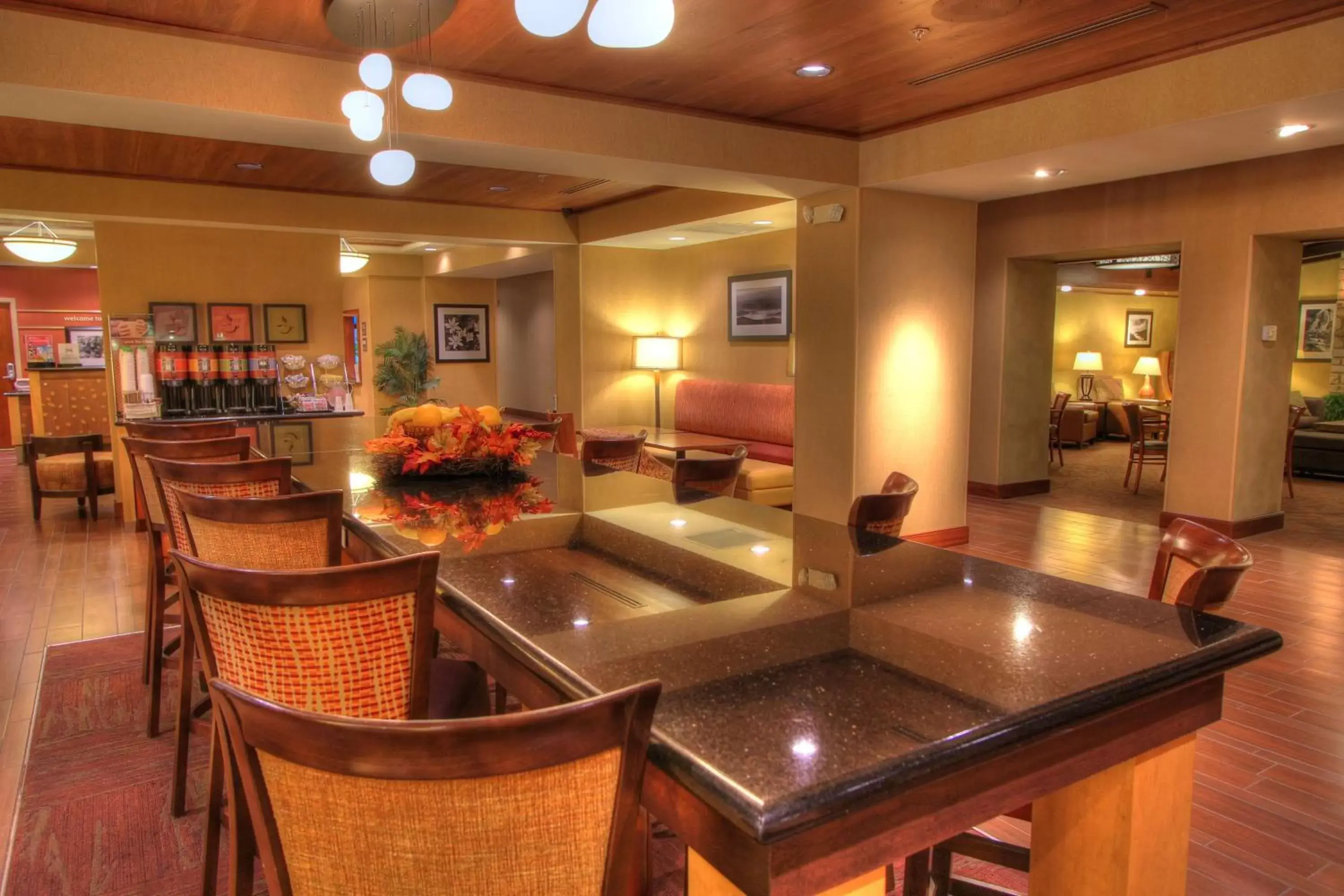 Dining area, Lounge/Bar in Hampton Inn Pigeon Forge