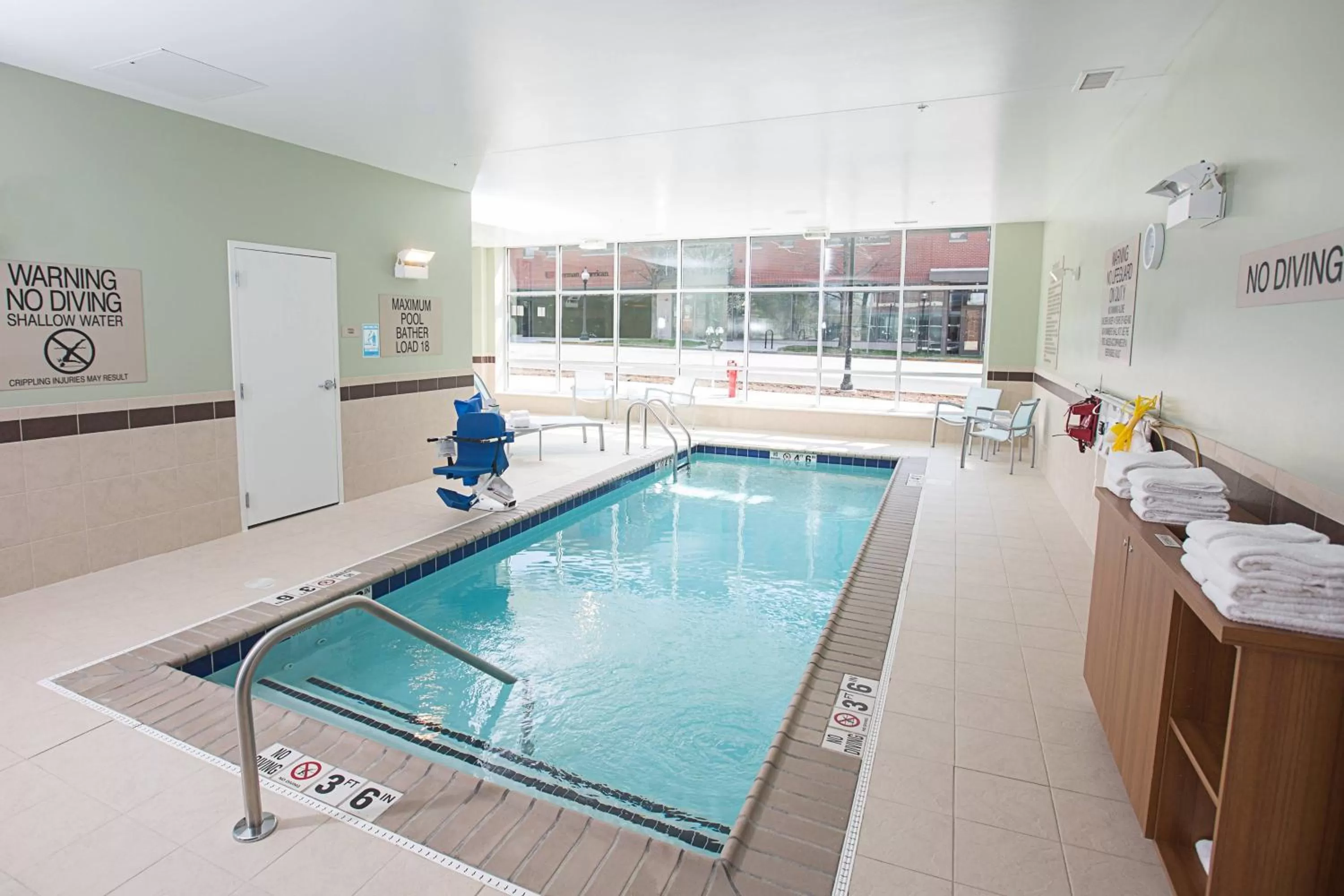 Swimming pool in SpringHill Suites by Marriott Bloomington