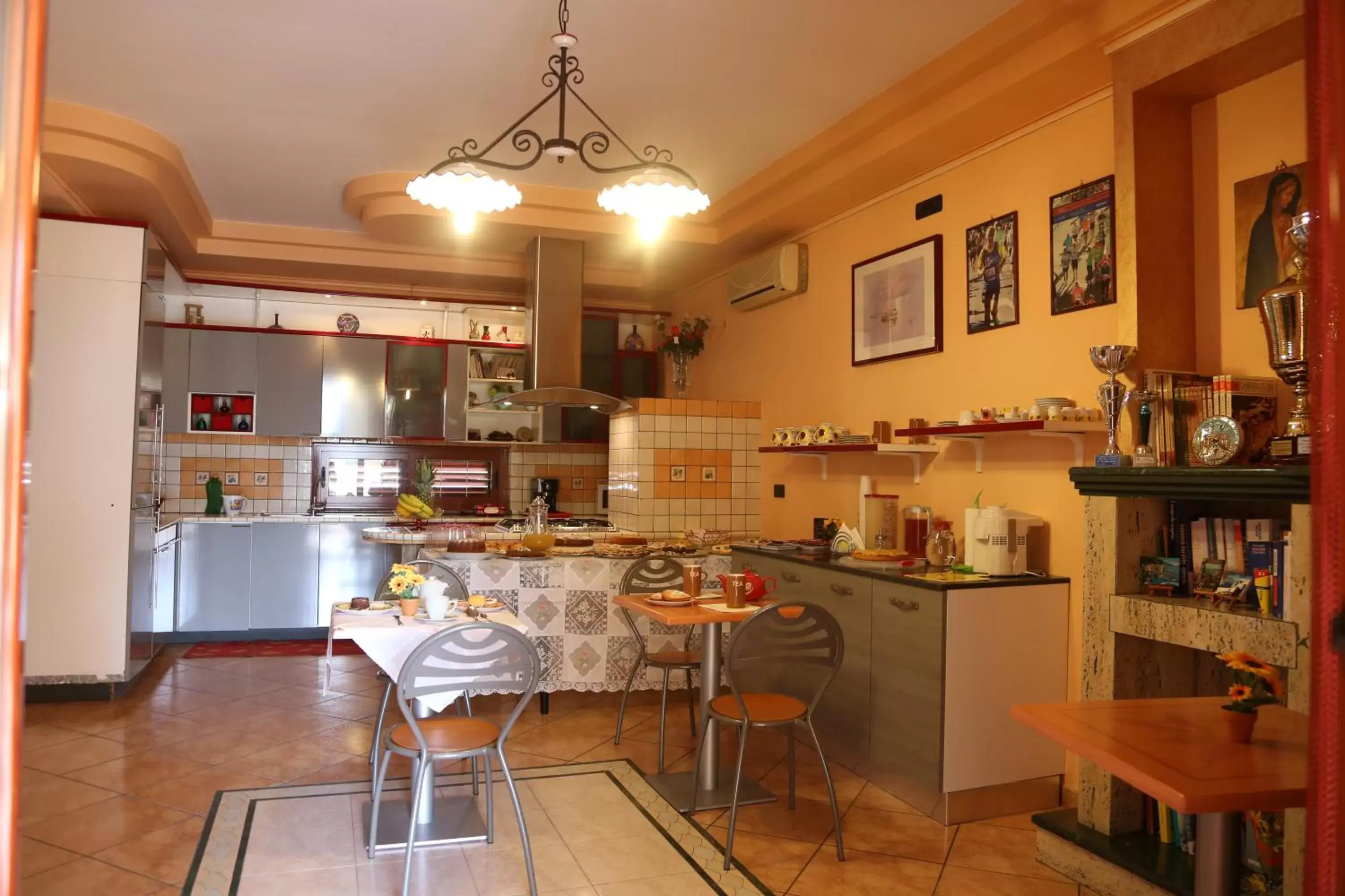 Kitchen or kitchenette, Restaurant/Places to Eat in Villa Manno