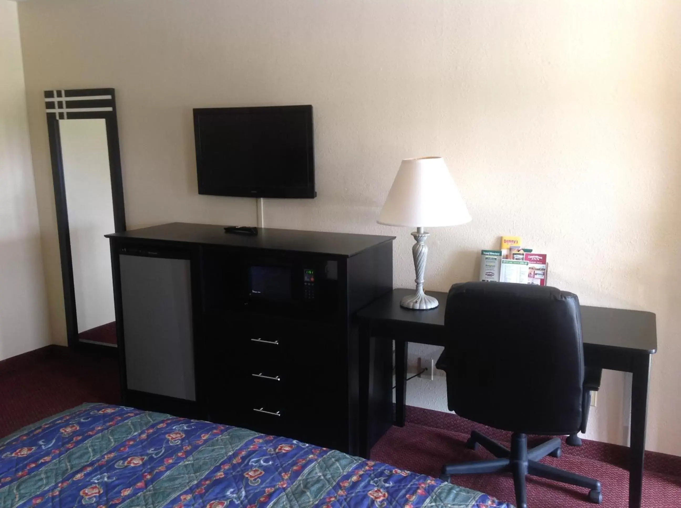 TV and multimedia, TV/Entertainment Center in Countryside Inn