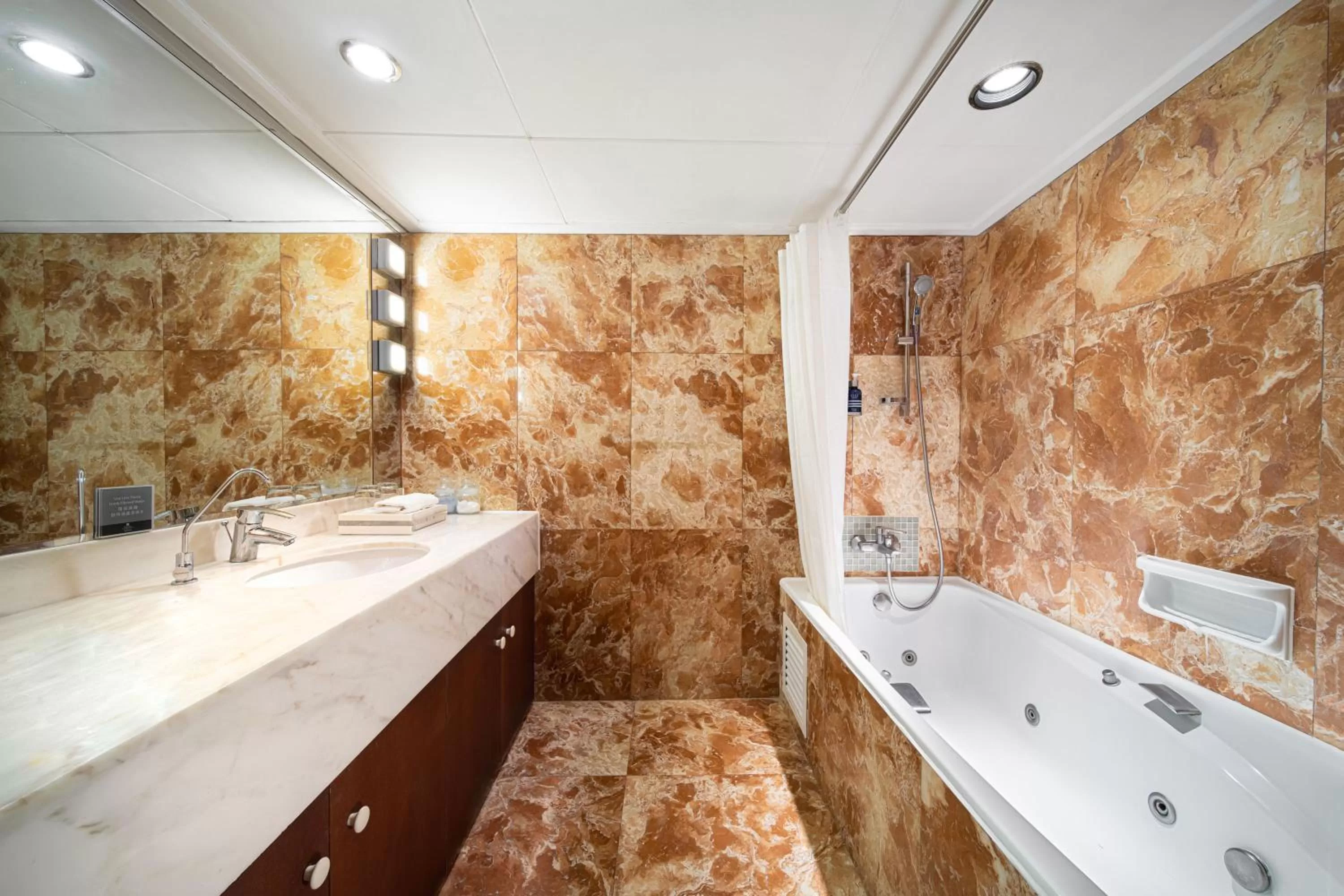 Toilet in Regal Riverside Hotel