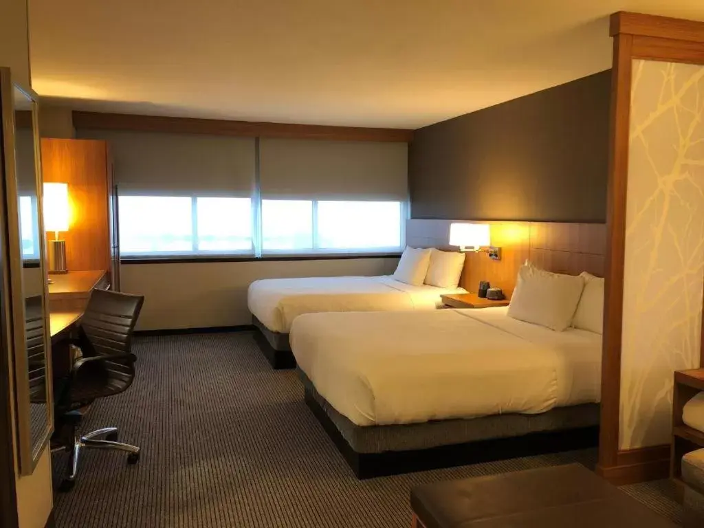 Bed in Hyatt Place Chicago O'Hare Airport