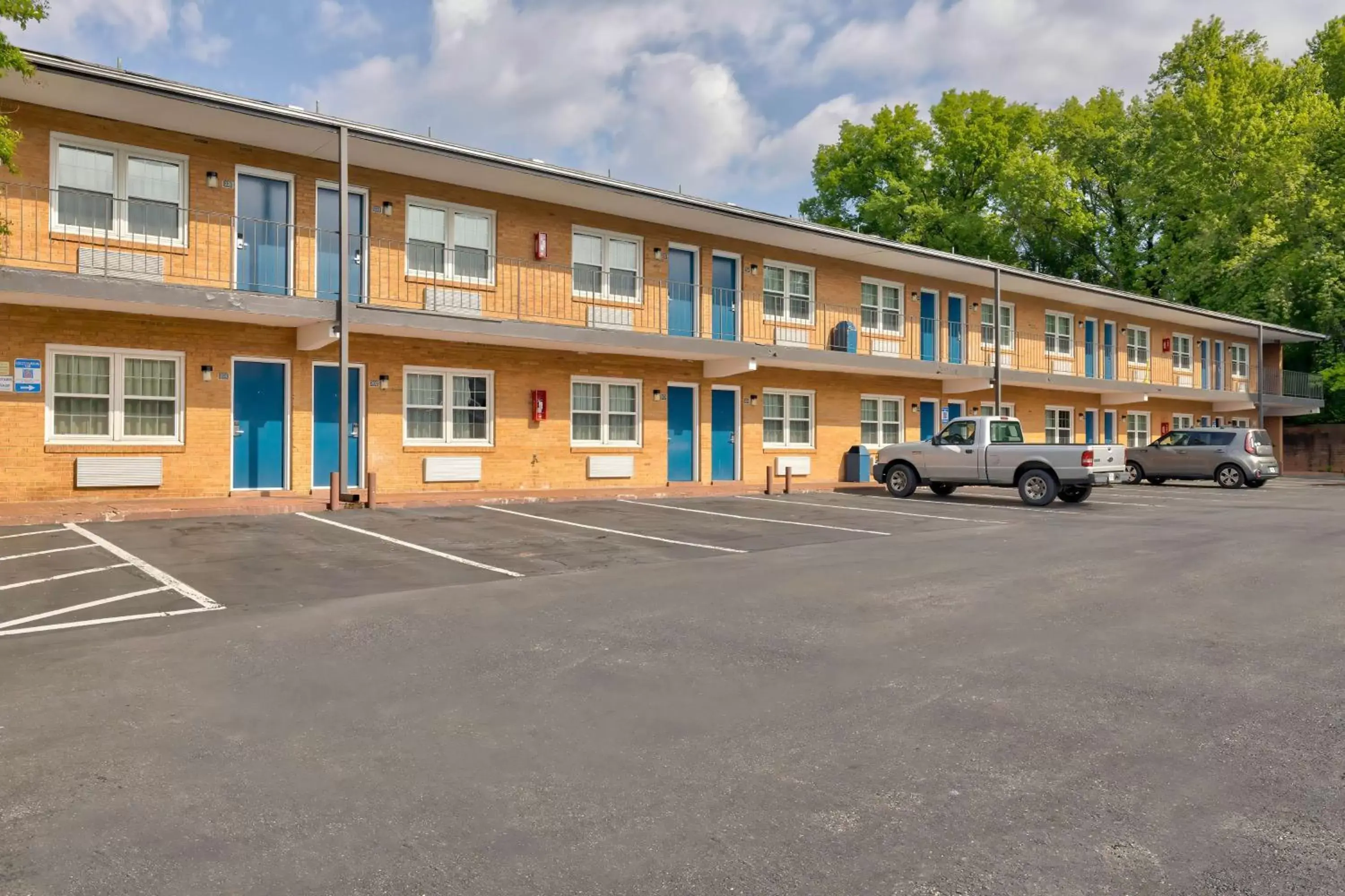 Property building in Motel 6-Falls Church, VA - Arlington Boulevard Property building in Motel 6-Falls Church, VA - Arlington Boulevard