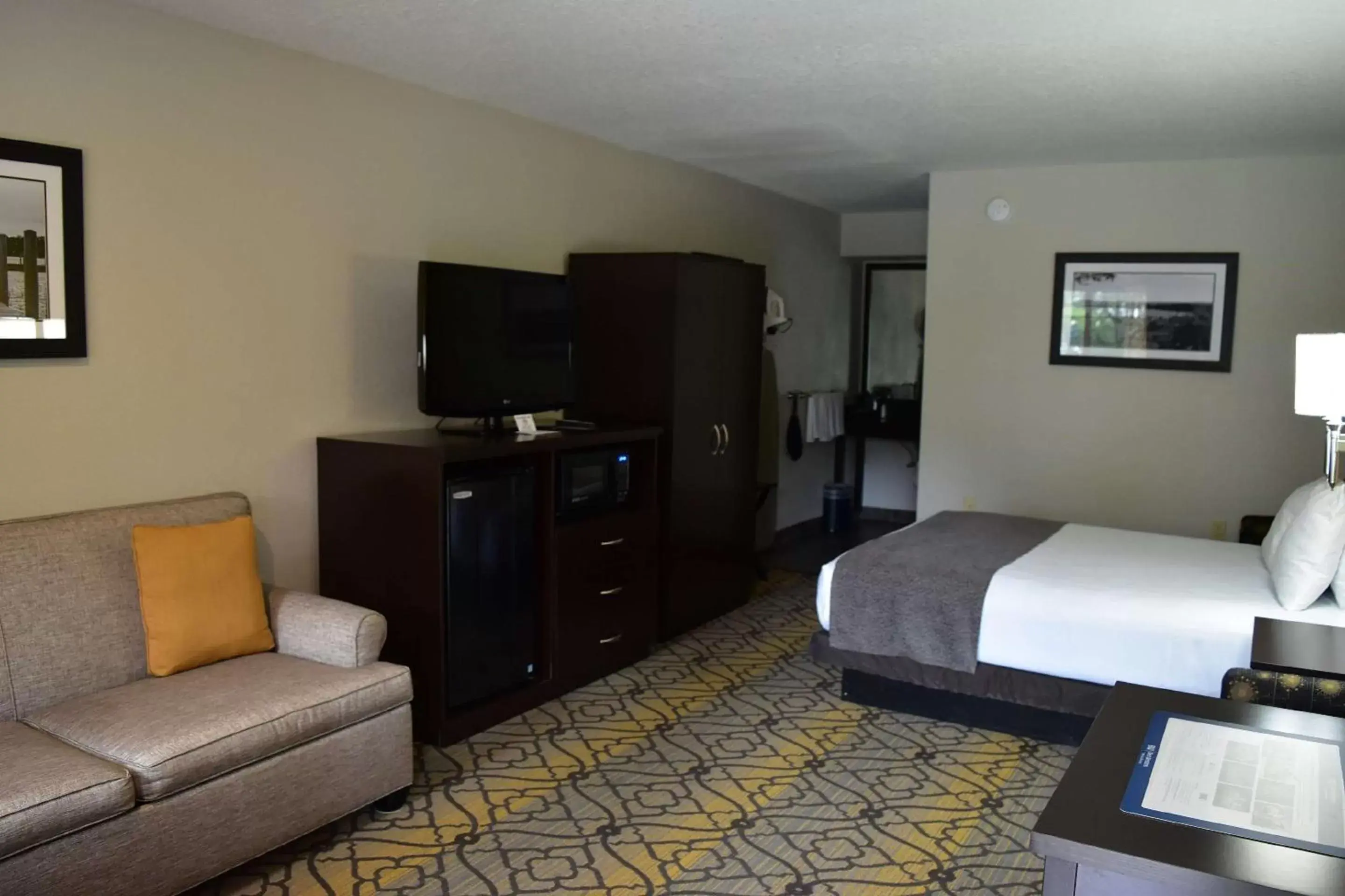 Bedroom, TV/Entertainment Center in Best Western of Harbor Springs