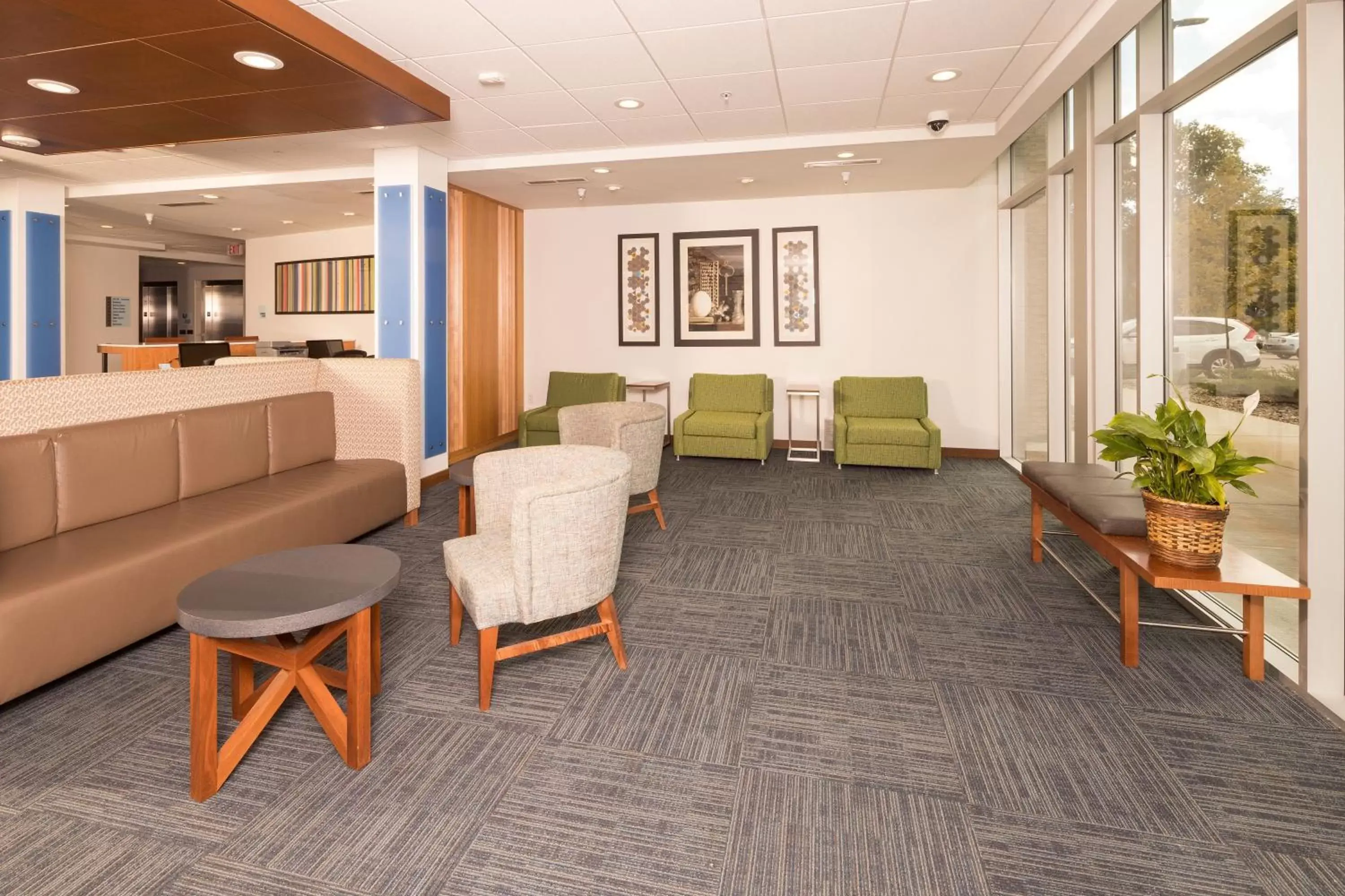 Lobby or reception, Lounge/Bar in Holiday Inn Express & Suites - Kalamazoo West, an IHG Hotel