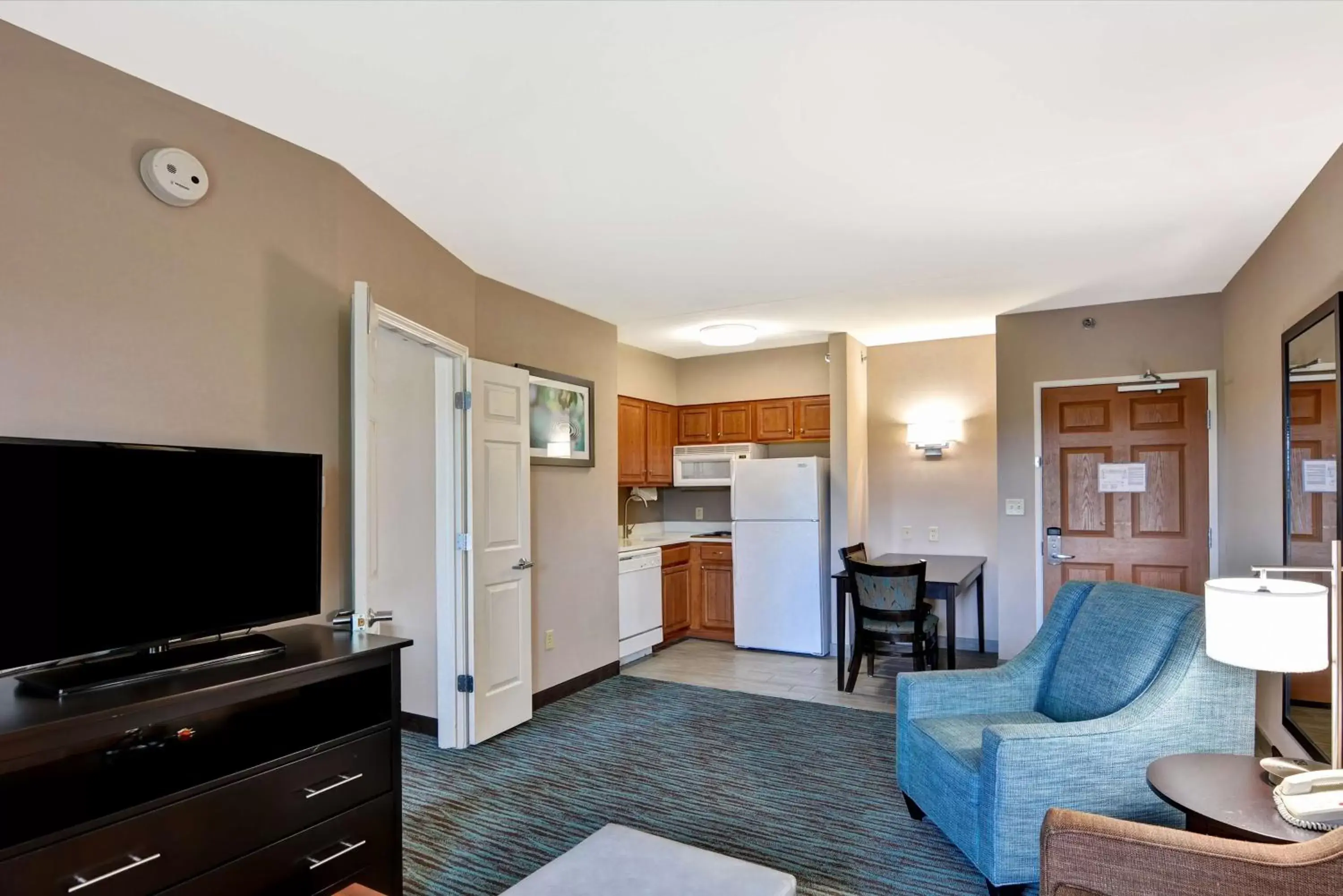 Bedroom, TV/Entertainment Center in Homewood Suites by Hilton Aurora Naperville