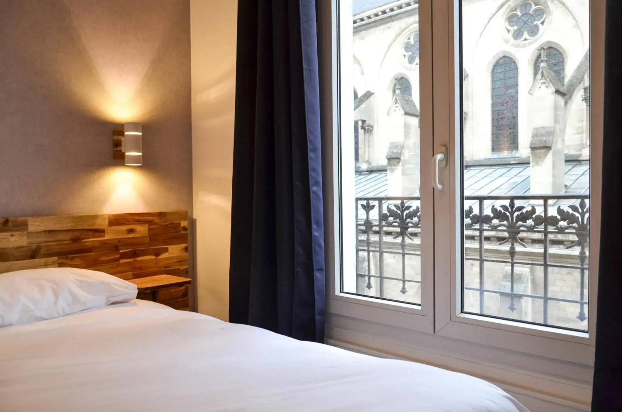 Nearby landmark, Bed in Hôtel De La Perdrix Rouge