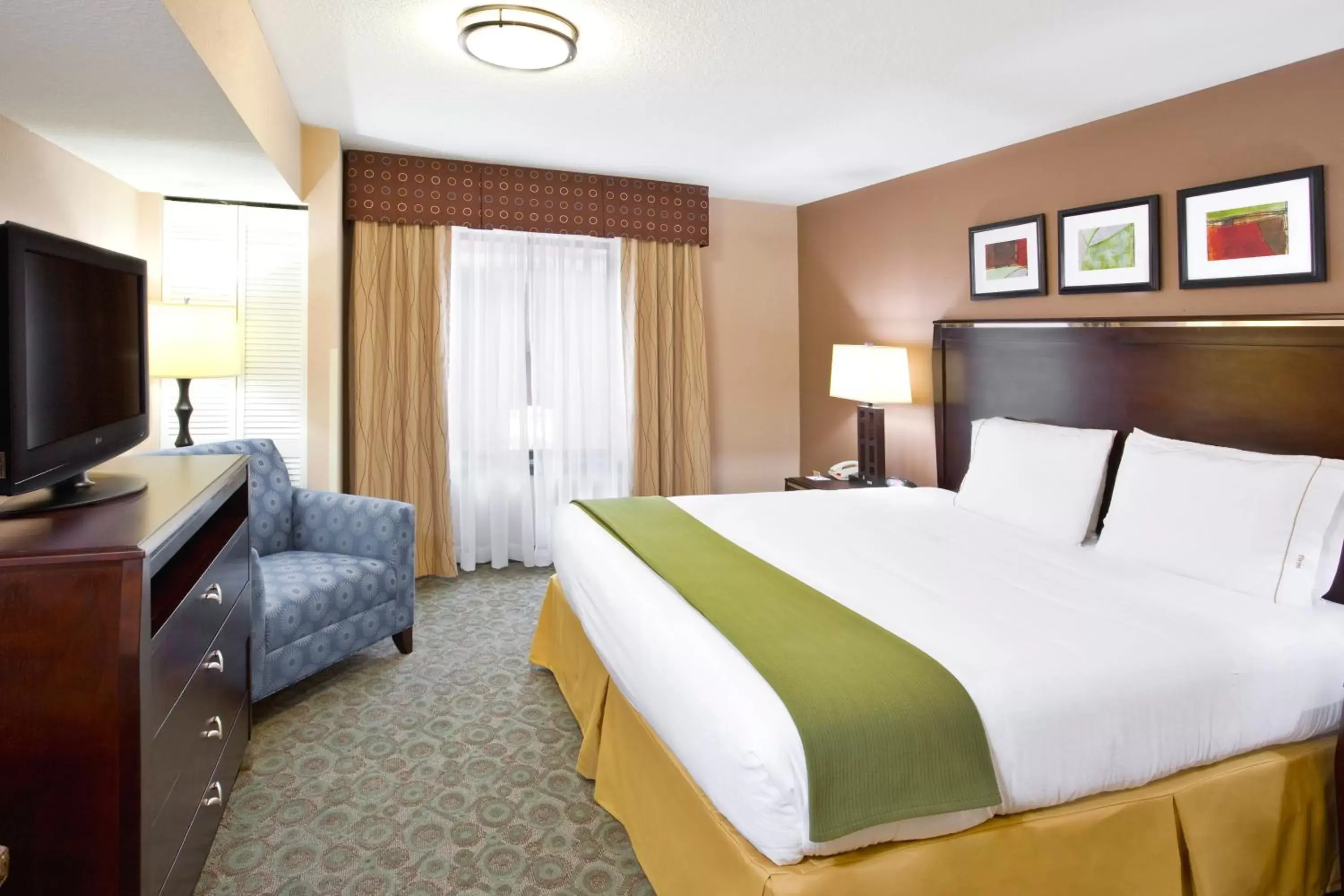 Bedroom, Bed in Holiday Inn Express Hotel & Suites Van Wert, an IHG Hotel