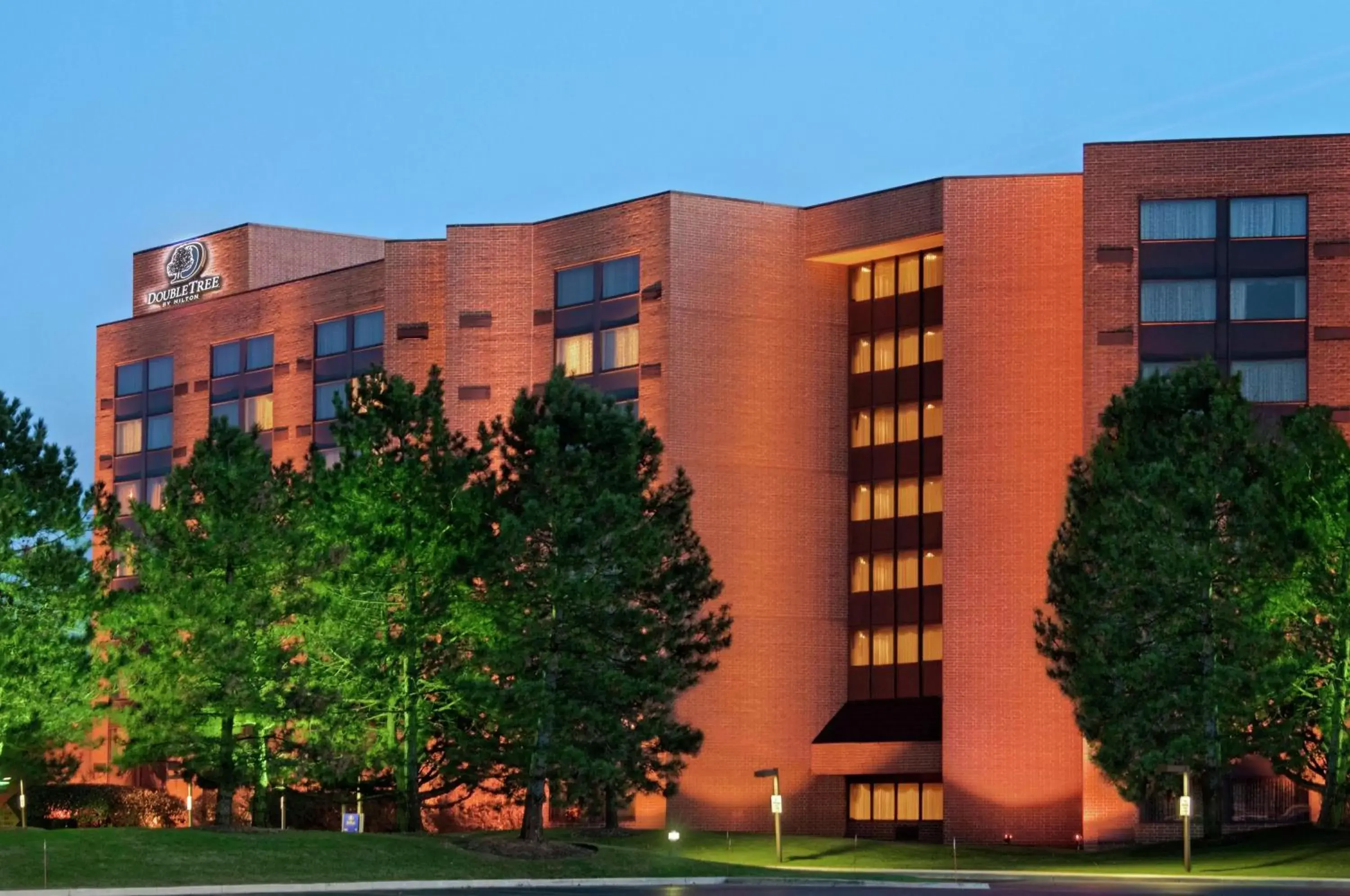 Property Building in DoubleTree by Hilton Lisle Naperville
