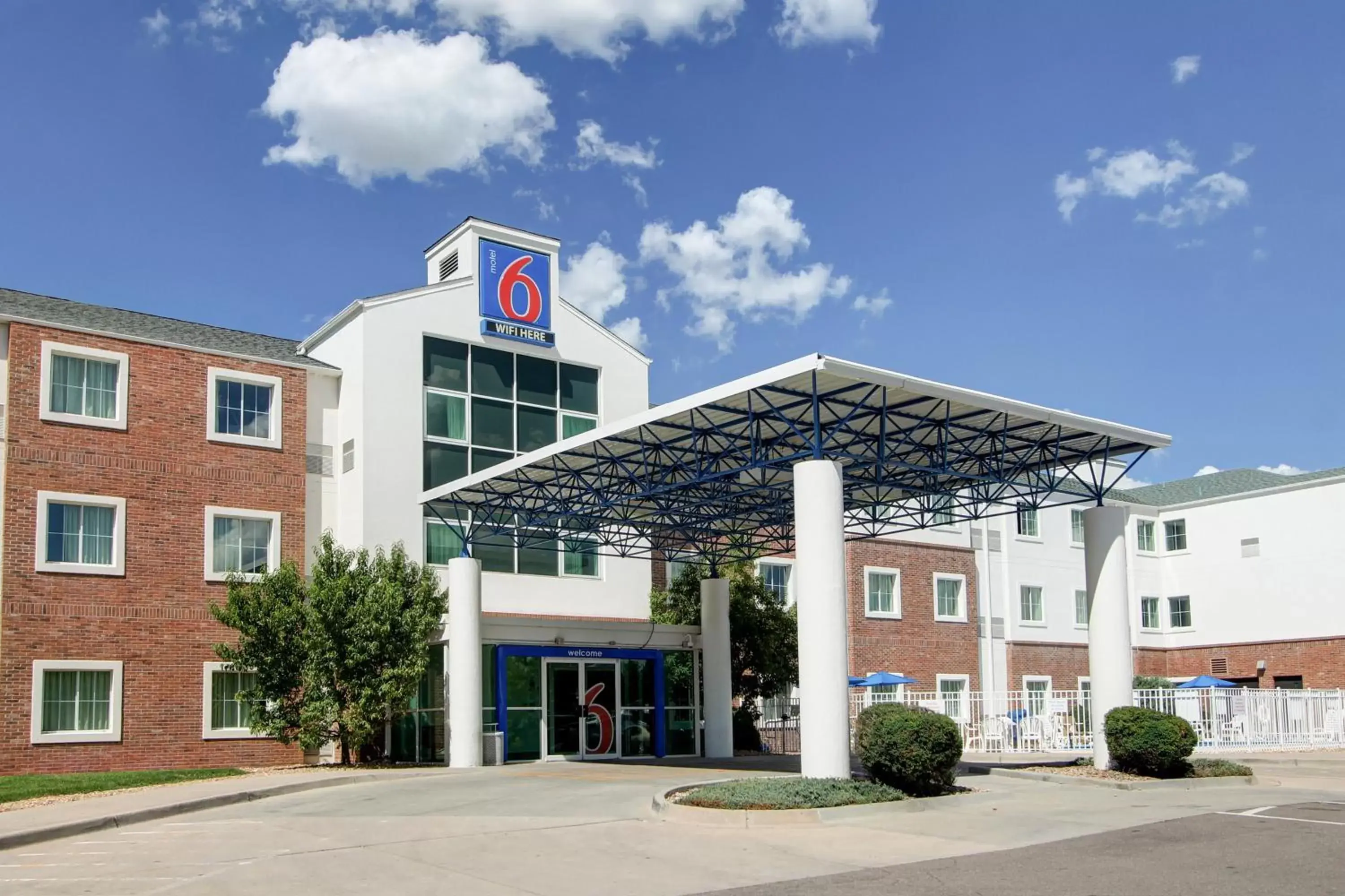 Facade/entrance, Property Building in Motel 6-Aurora, CO - East Aurora