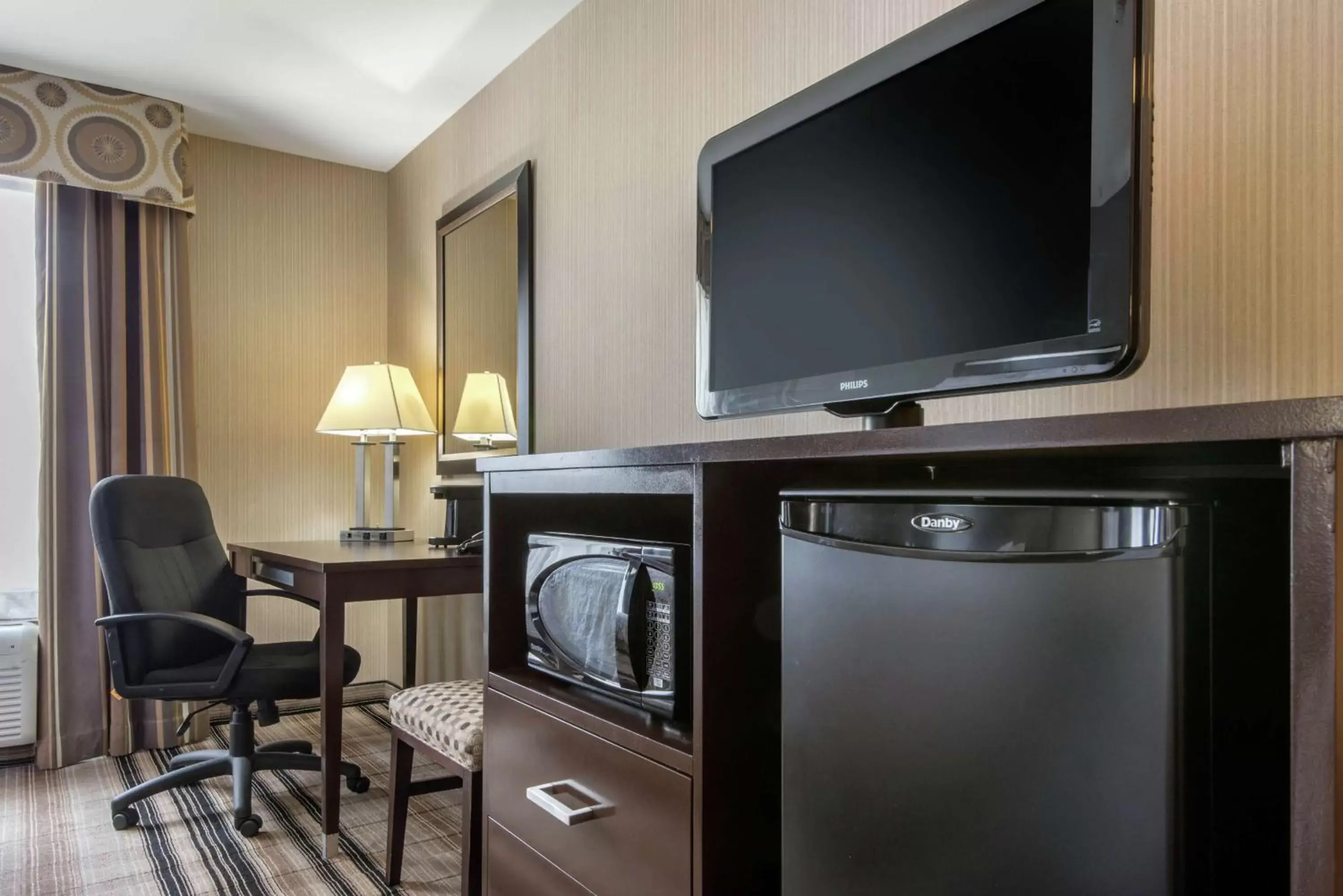 Bedroom, TV/Entertainment Center in Hampton Inn Meadville