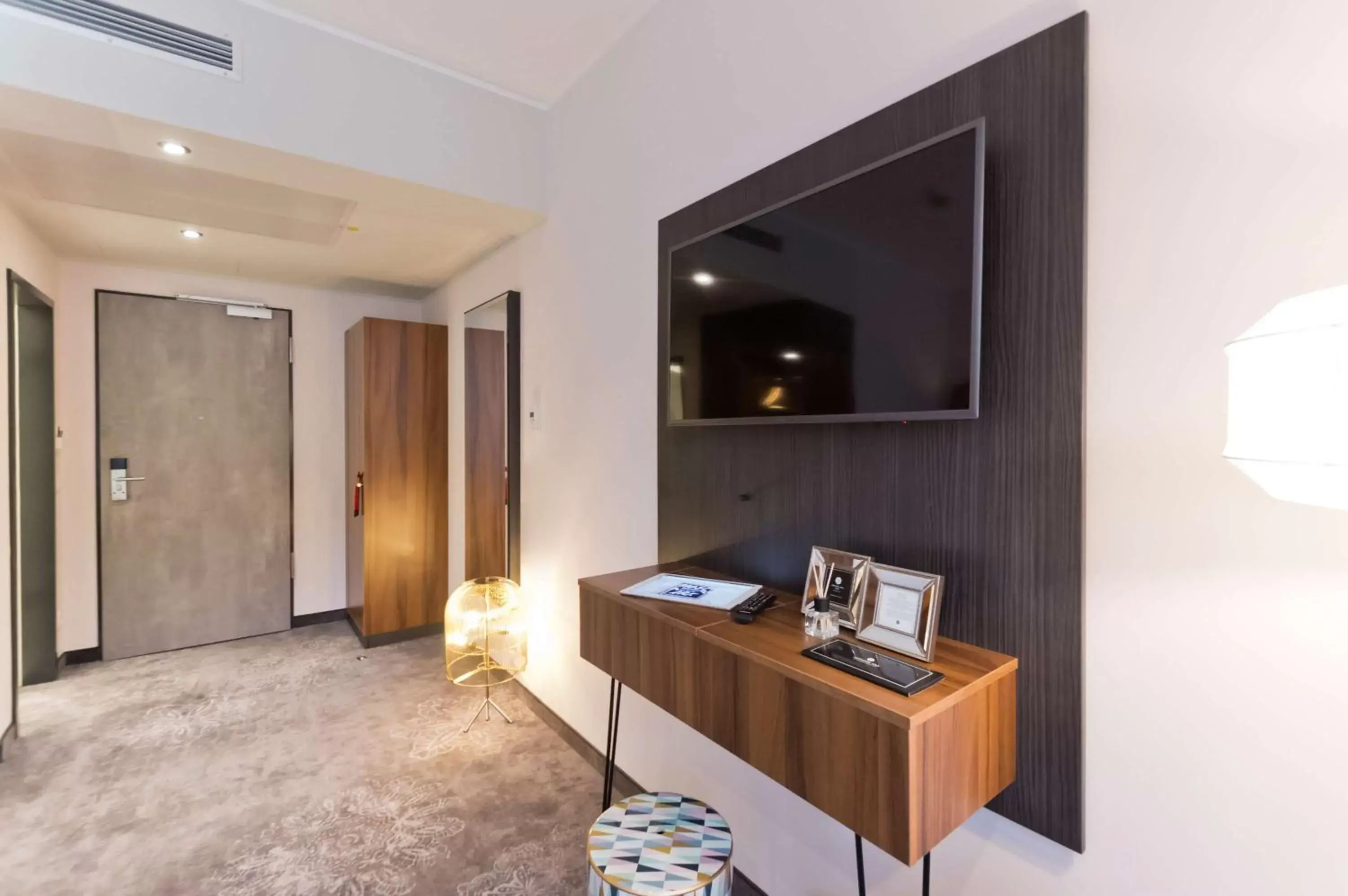 Bedroom, TV/Entertainment Center in elaya hotel munich city ehemals Arthotel ANA Diva