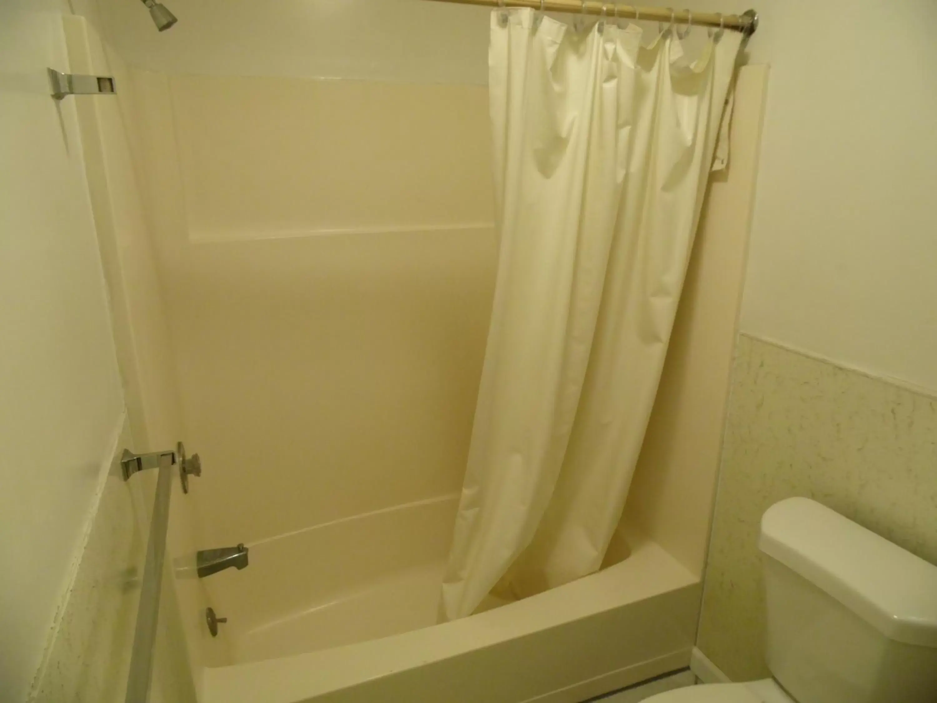 Shower, Bathroom in Glenwood Inn & Conference Center