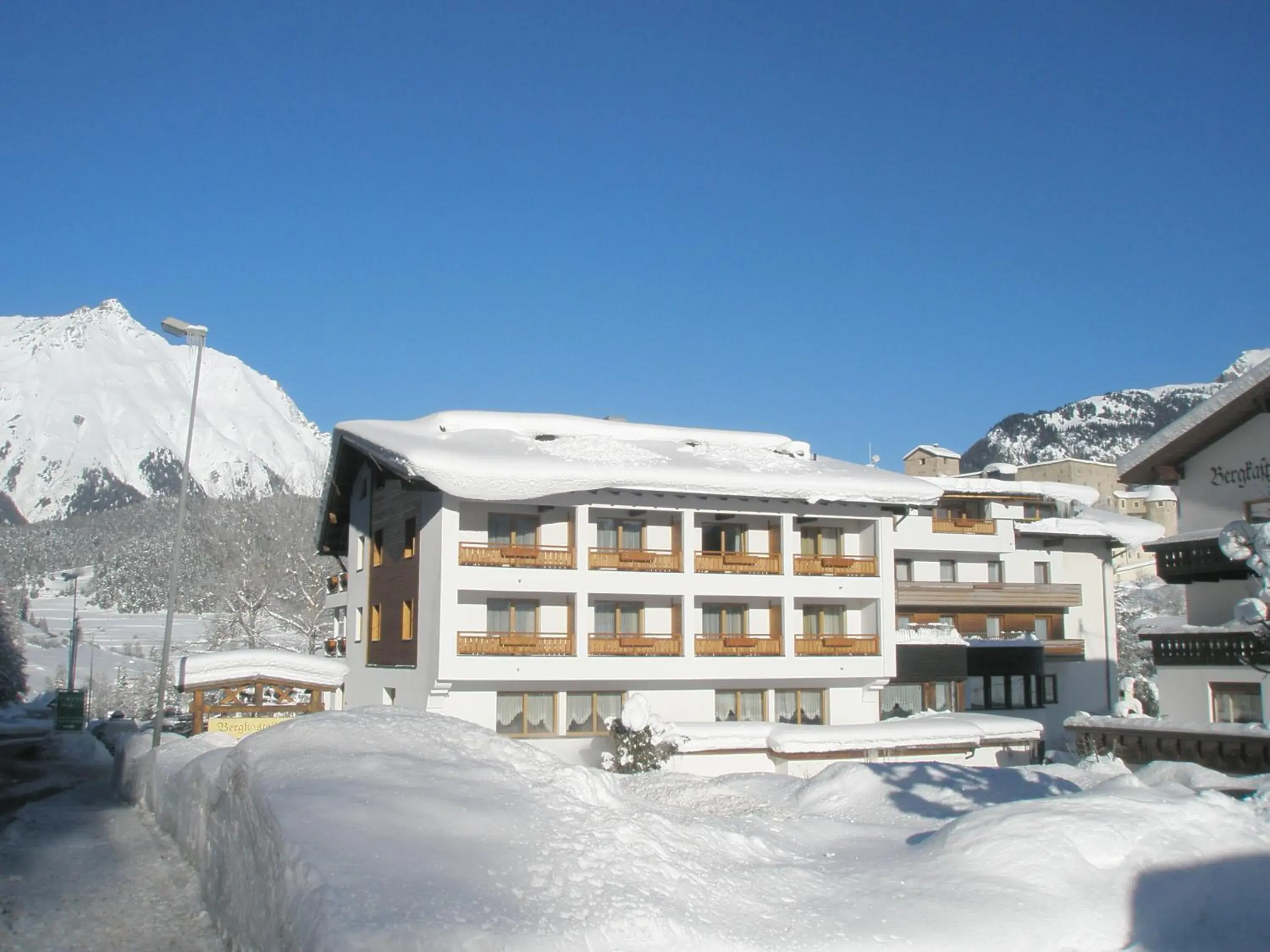 Facade/entrance, Winter in Hotel Erika