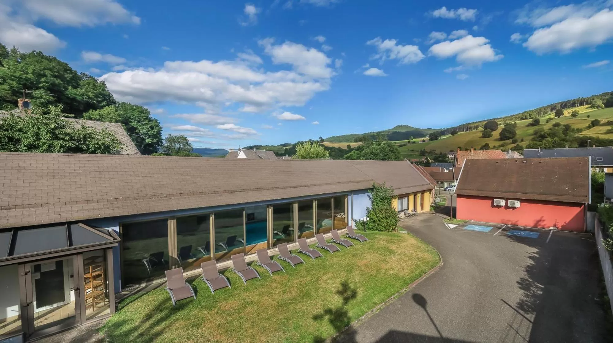 Day in Logis Hostellerie Motel Au Bois Le Sire