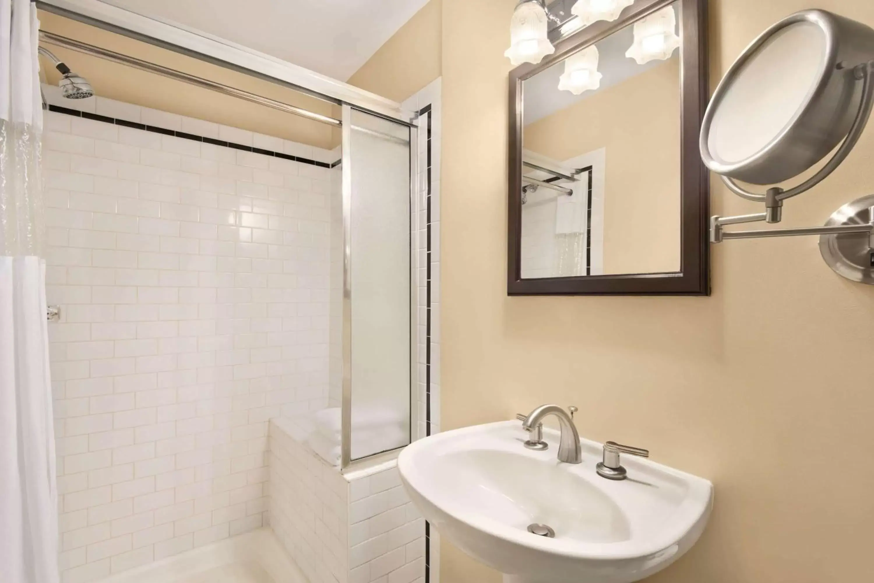 Photo of the whole room, Bathroom in The Plaza Hotel a Trademark Collection by Wyndham