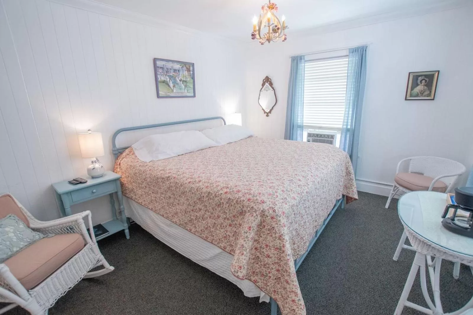 Bed in Terrace Inn and 1911 Restaurant