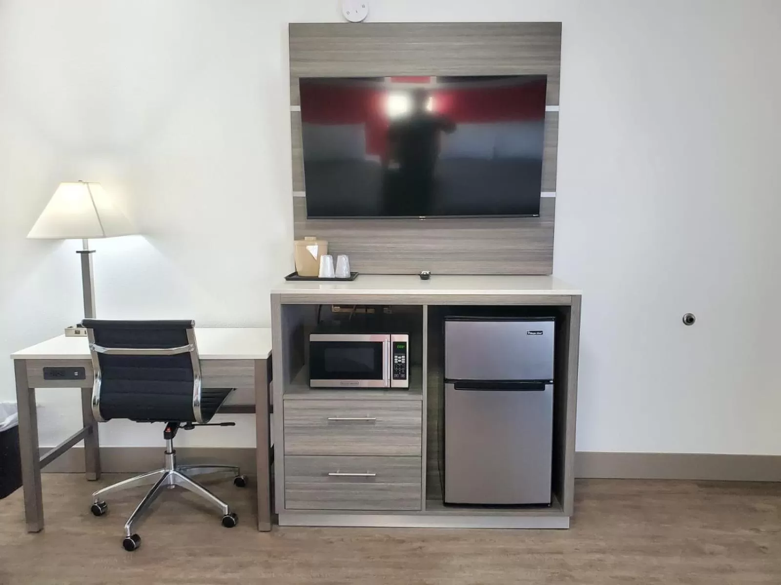 TV and multimedia in Money Saver Motel