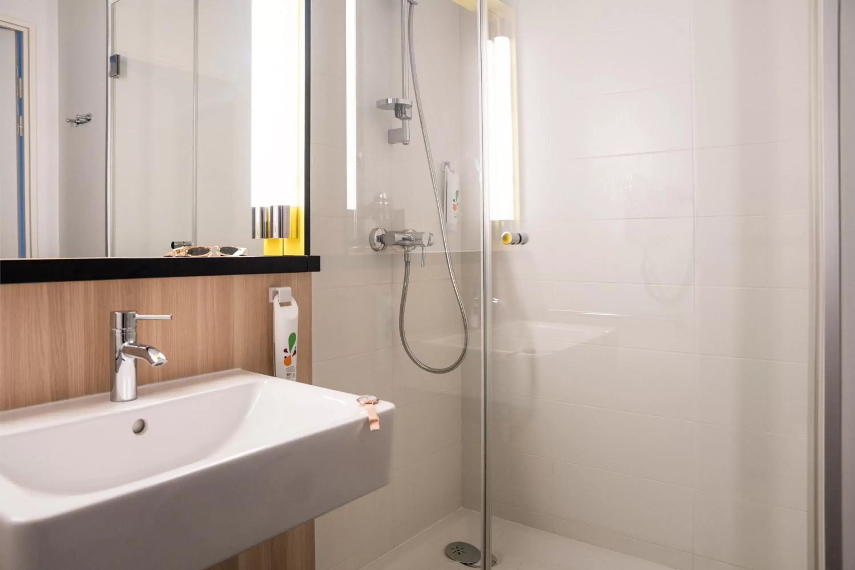Shower, Bathroom in ibis Styles Guyancourt Versailles