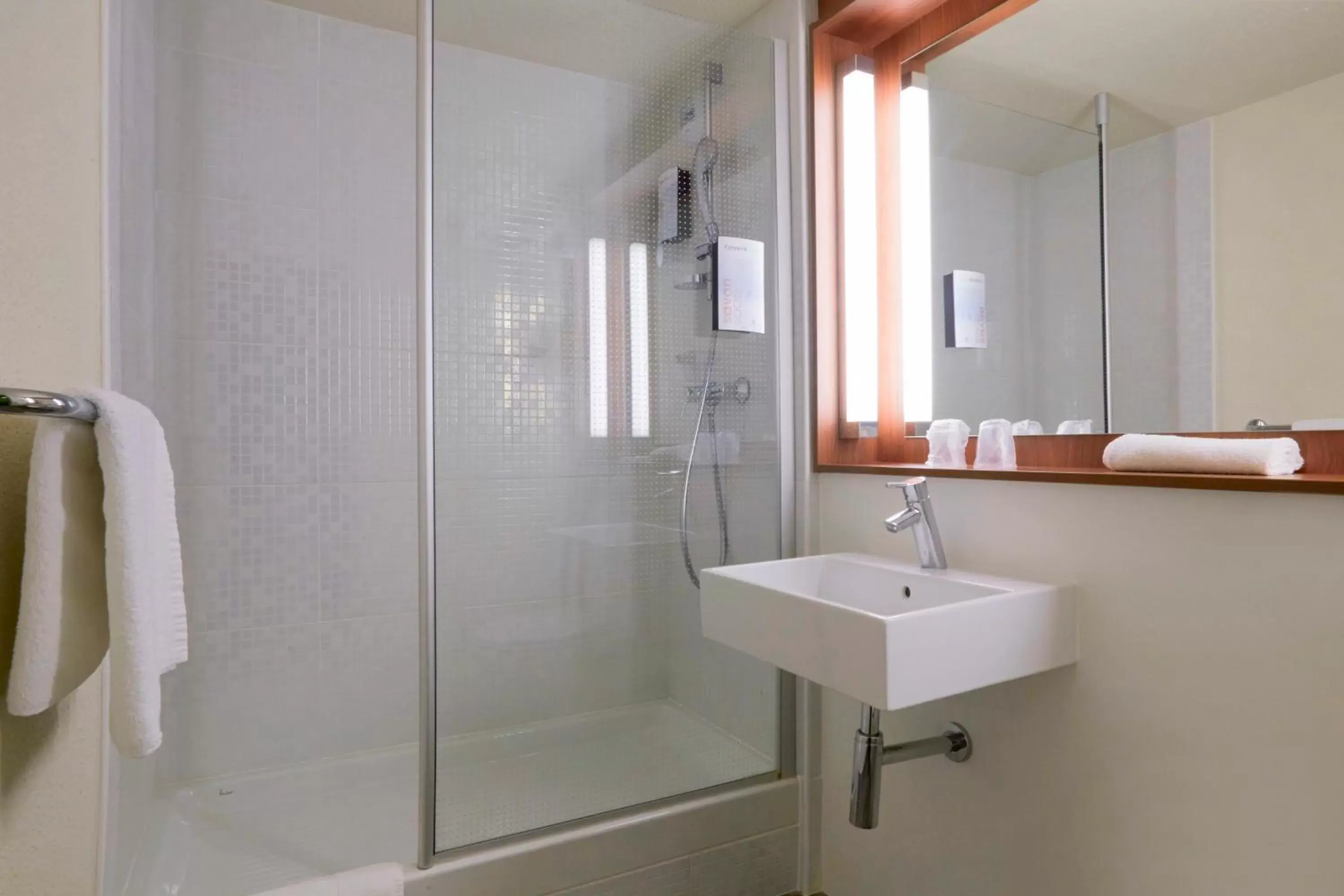 Shower, Bathroom in Campanile Limoges Nord