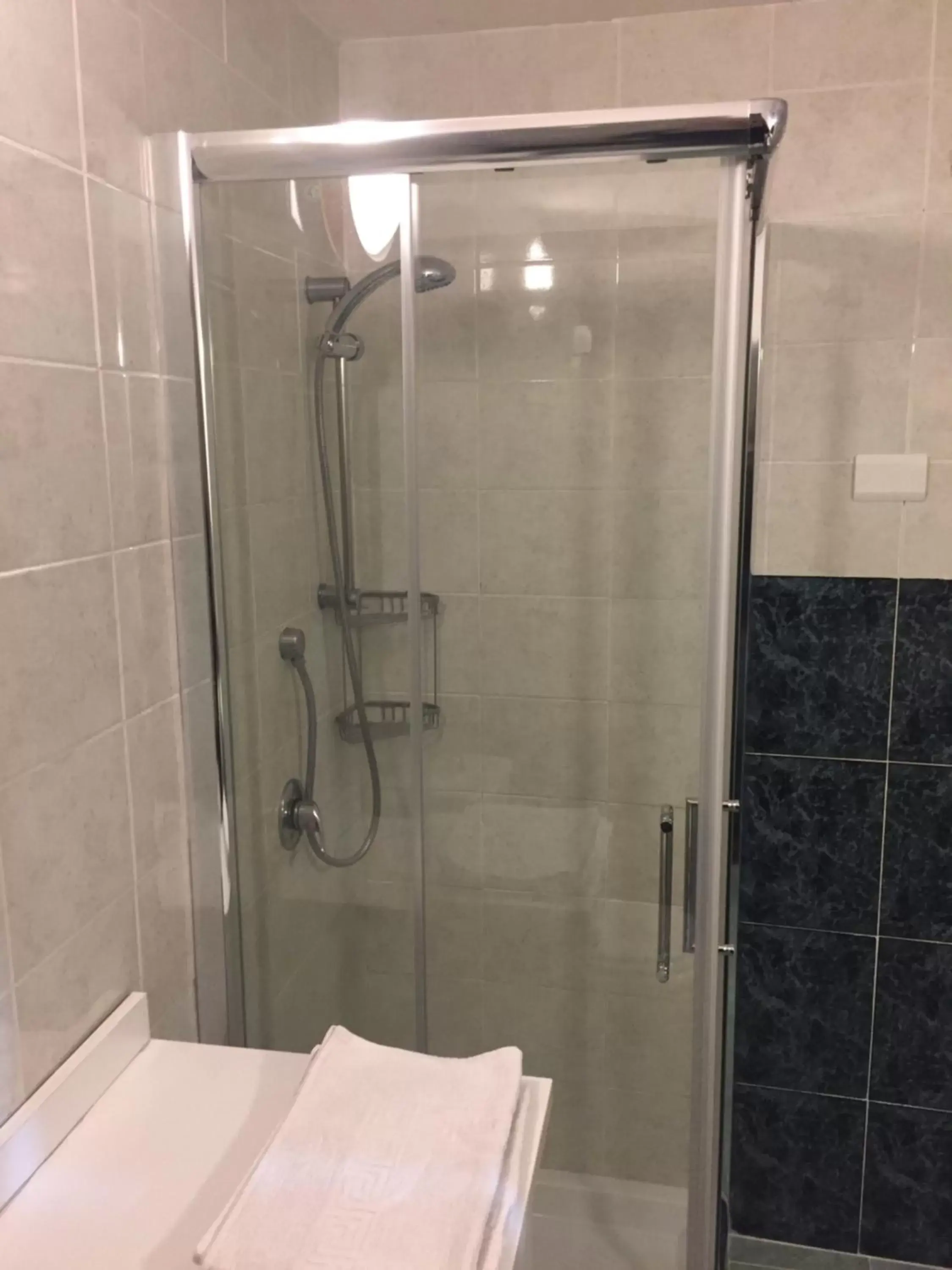 Shower, Bathroom in ToviMar Apartments