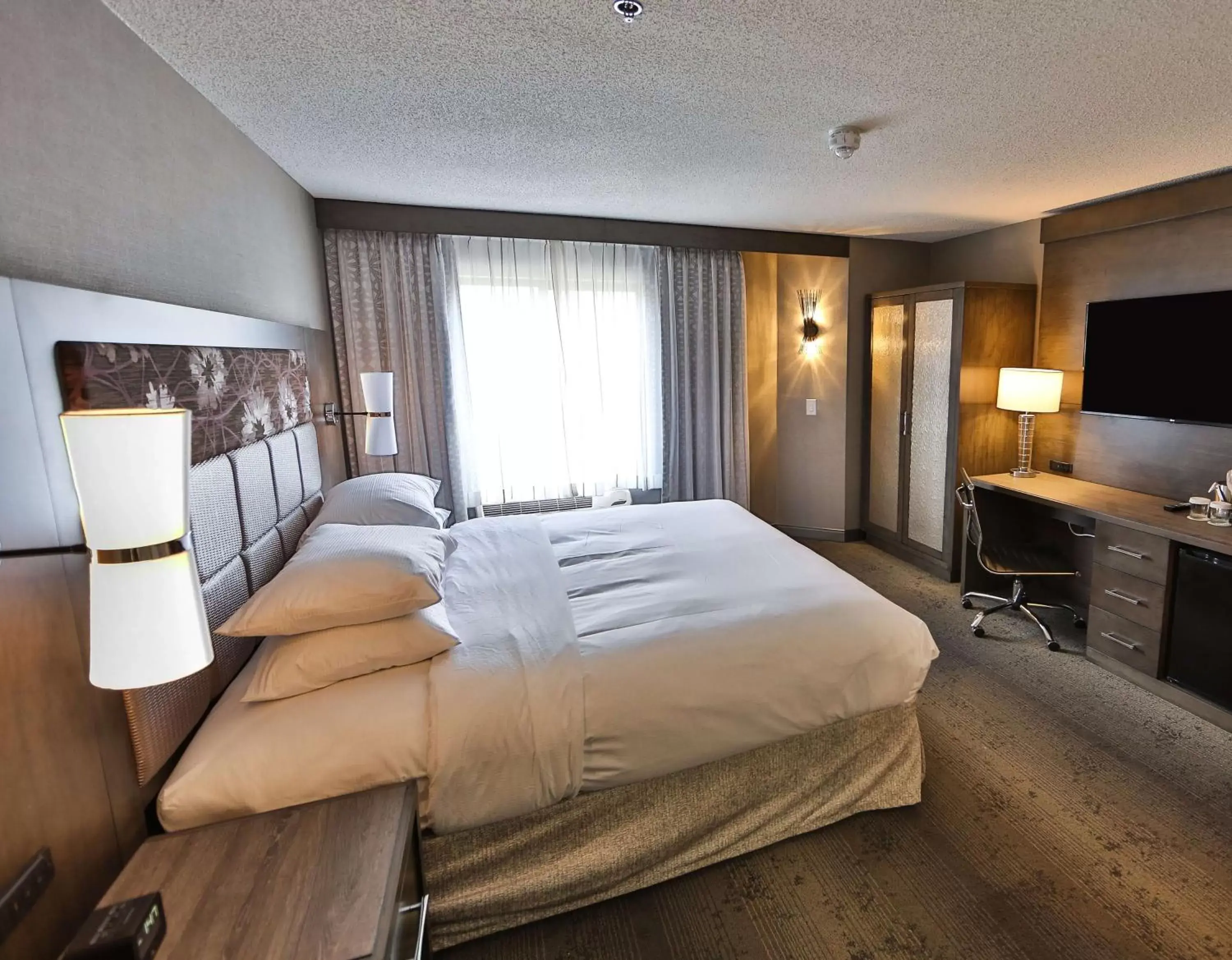 Bedroom, Bed in DoubleTree by Hilton Atlanta Alpharetta-Windward