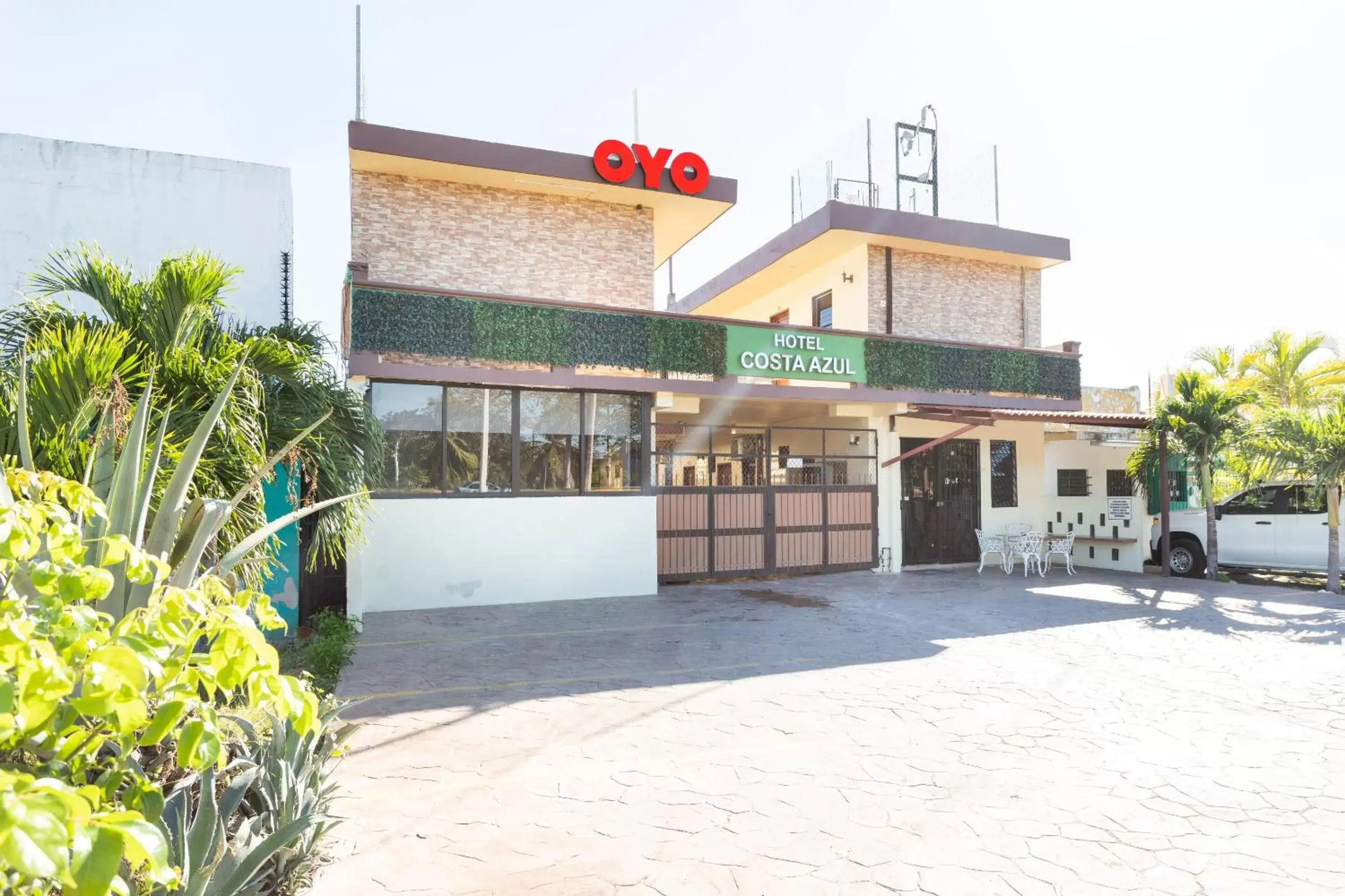 Facade/entrance, Property Building in Hotel Costa Azul