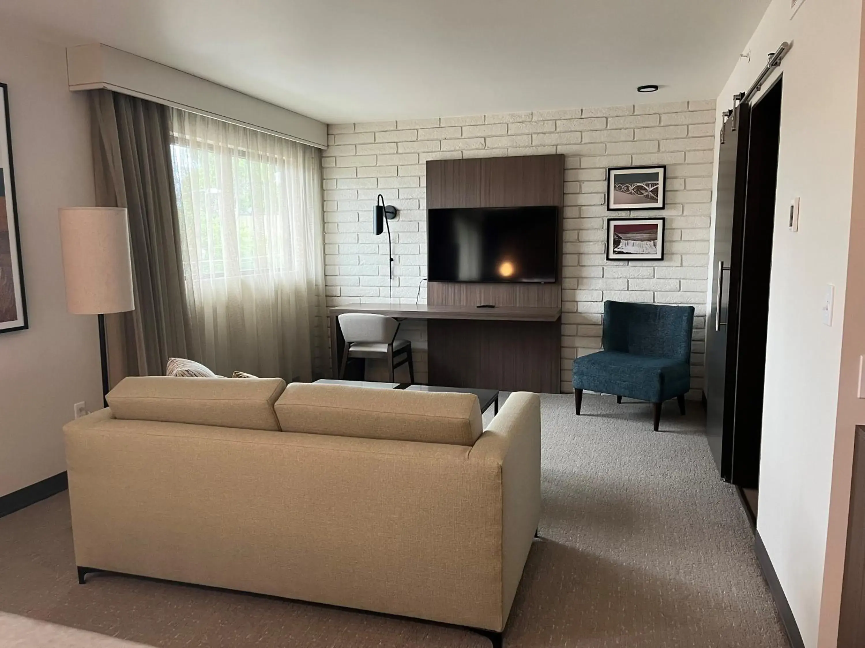 Living room, Seating Area in The Gibson Hotel Great Falls, Ascend Hotel Collection