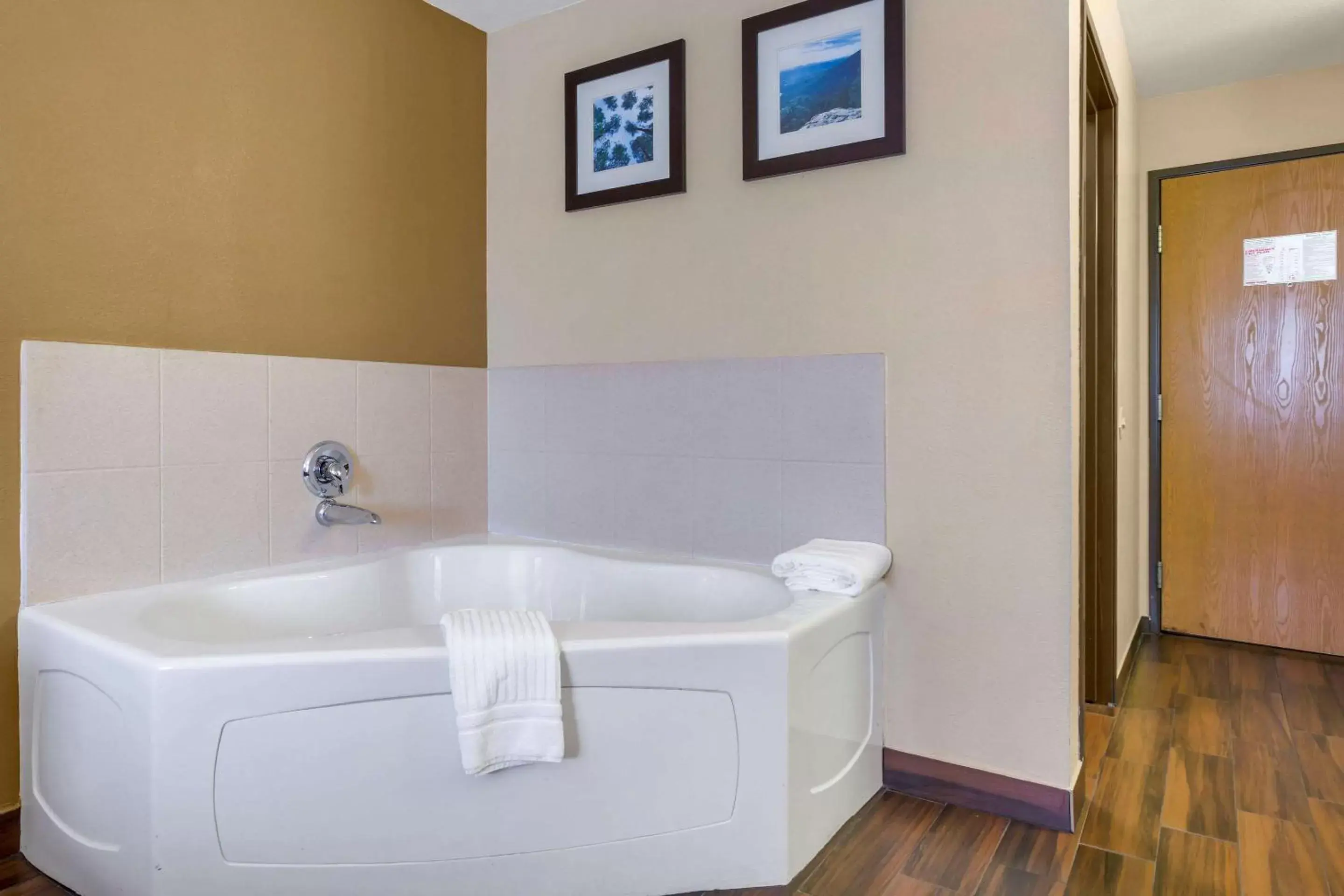 Photo of the whole room, Bathroom in Comfort Inn Payson