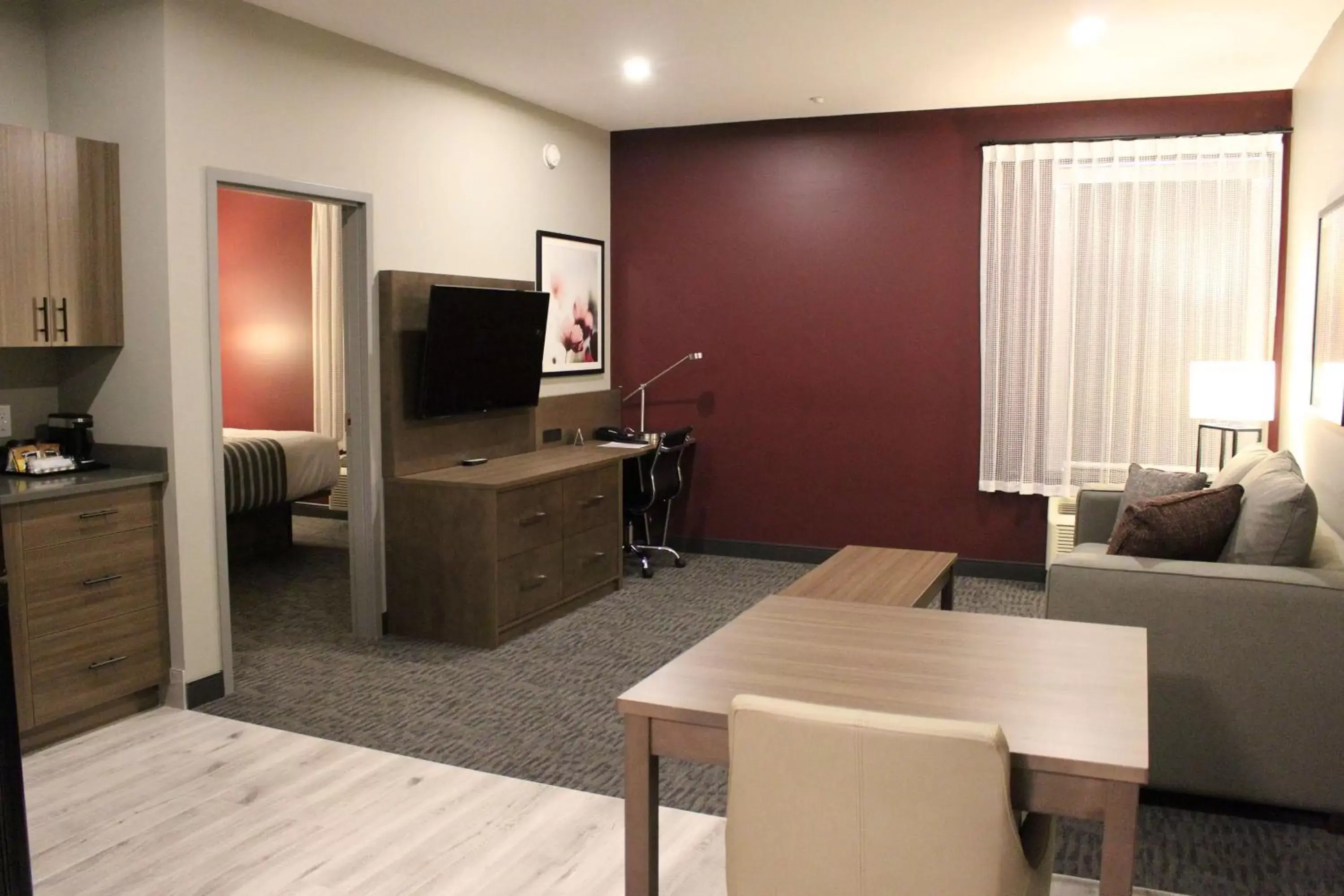 Photo of the whole room, TV/Entertainment Center in Best Western Plus Dauphin