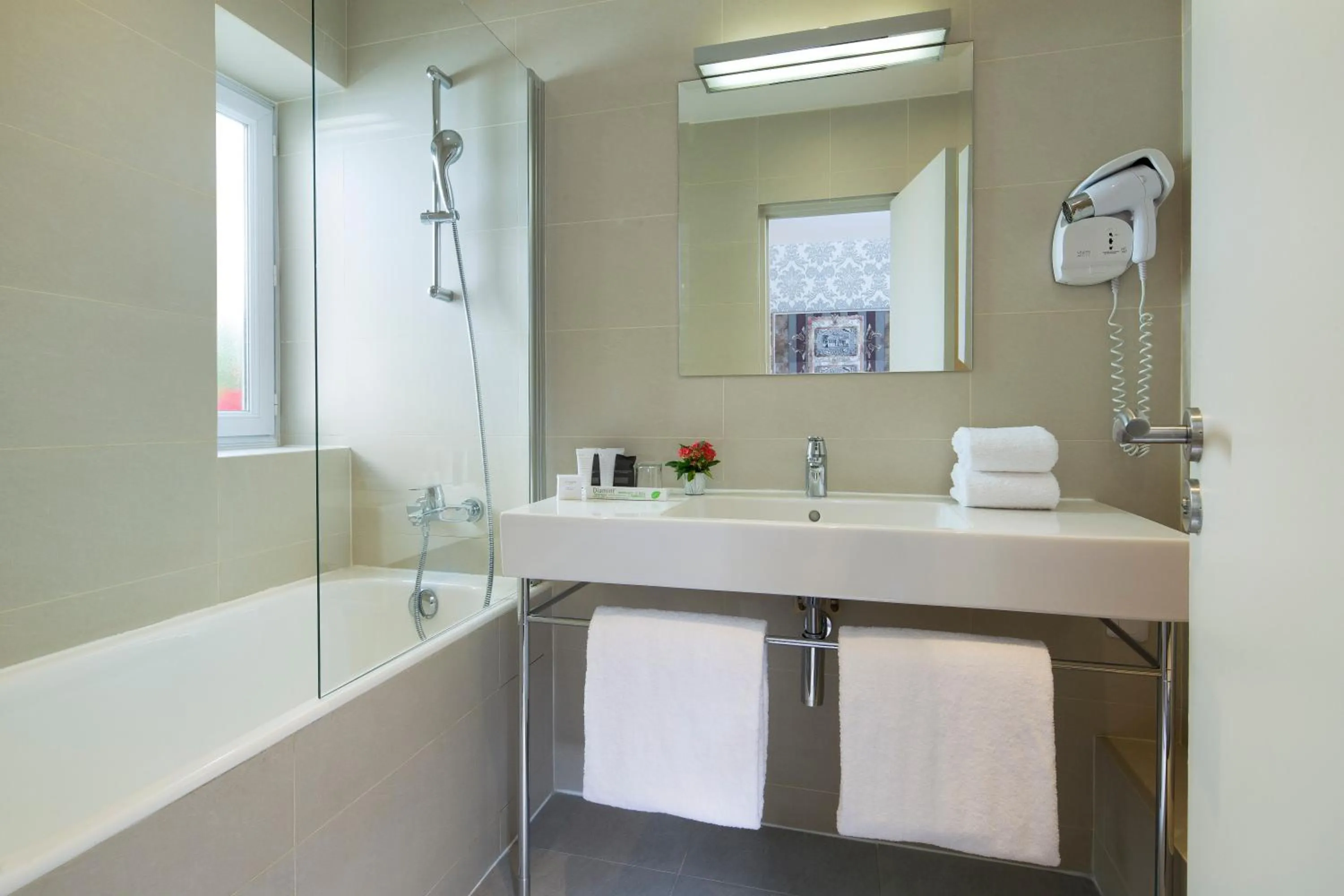 Bathroom in Hotel Monceau Wagram