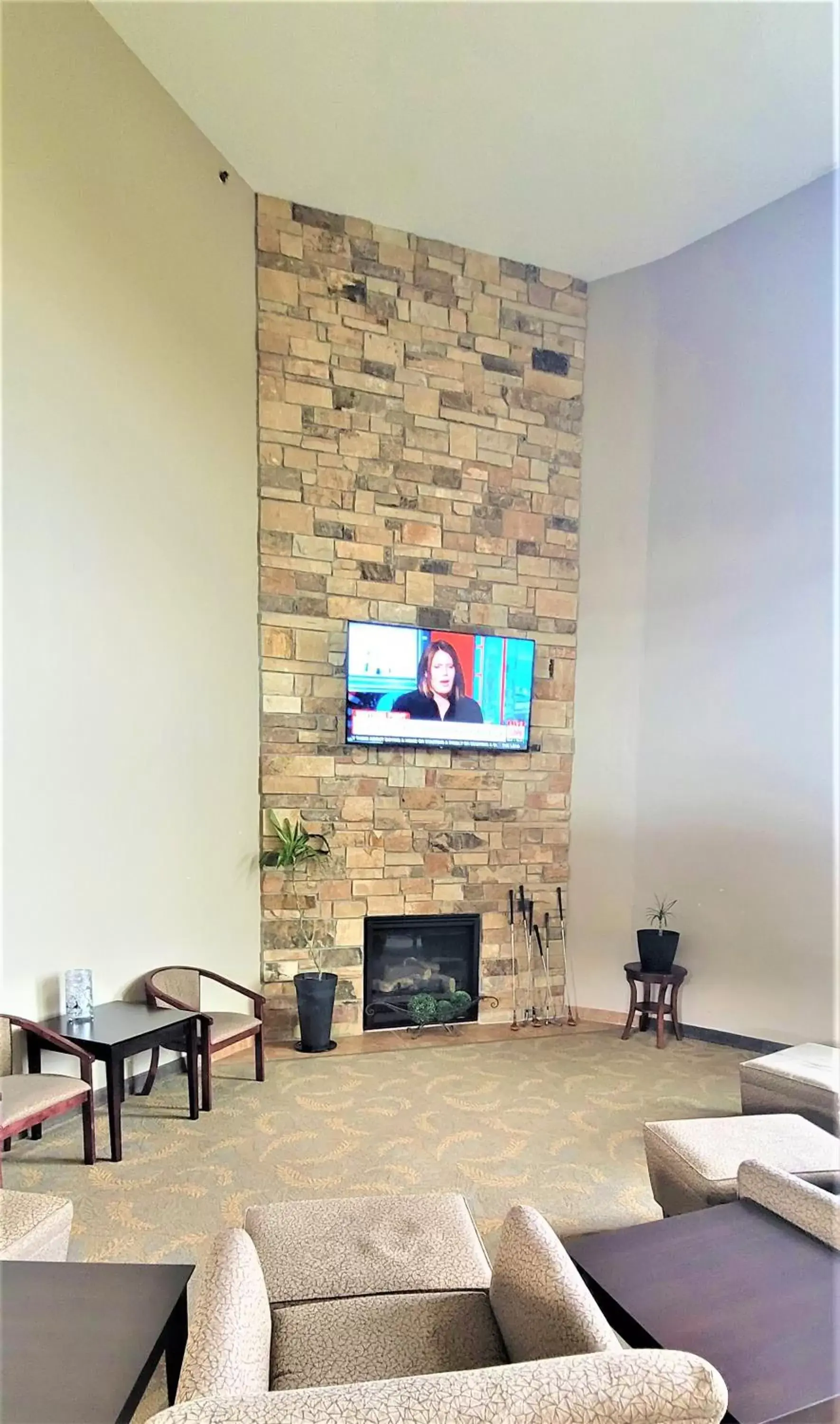 Seating area, TV/Entertainment Center in Qube Hotel - Polk City