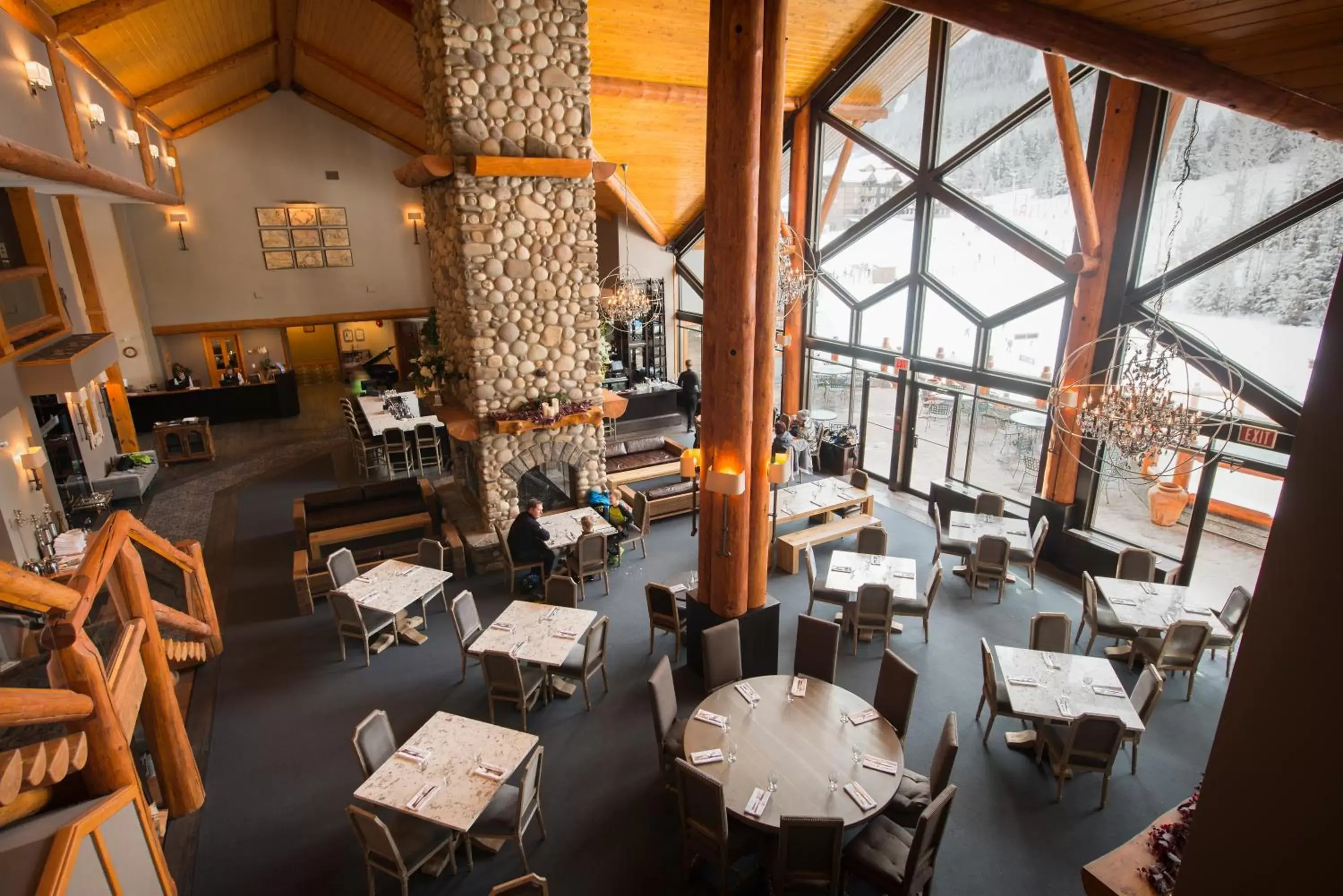 Restaurant/Places to Eat in Lizard Creek Lodge