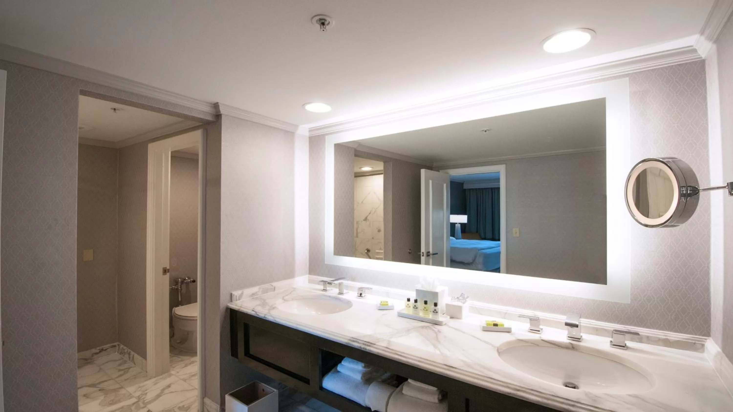 Bedroom in InterContinental Kansas City at the Plaza by IHG