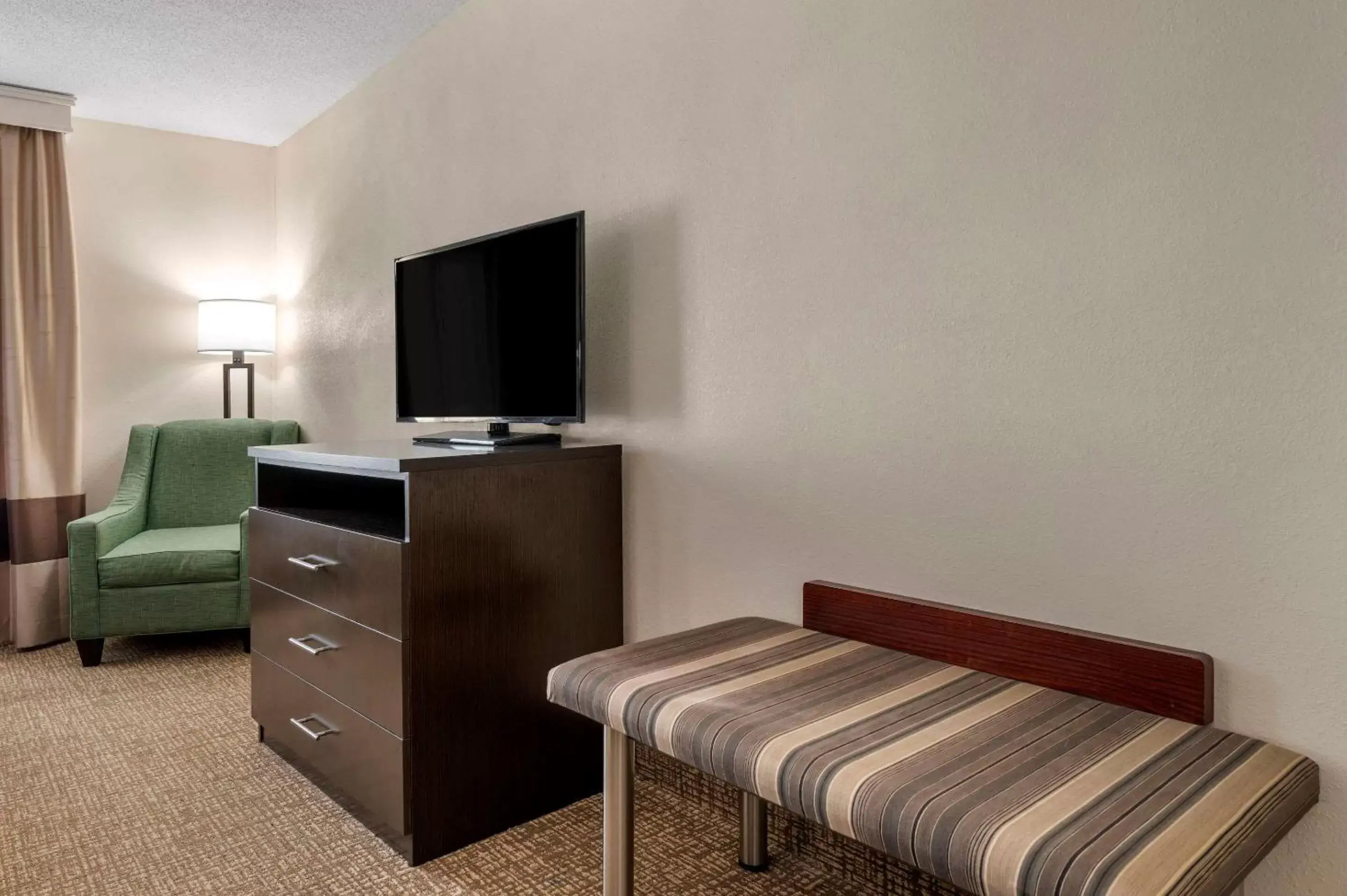 Photo of the whole room, TV/Entertainment Center in Comfort Suites Miamisburg - Dayton South