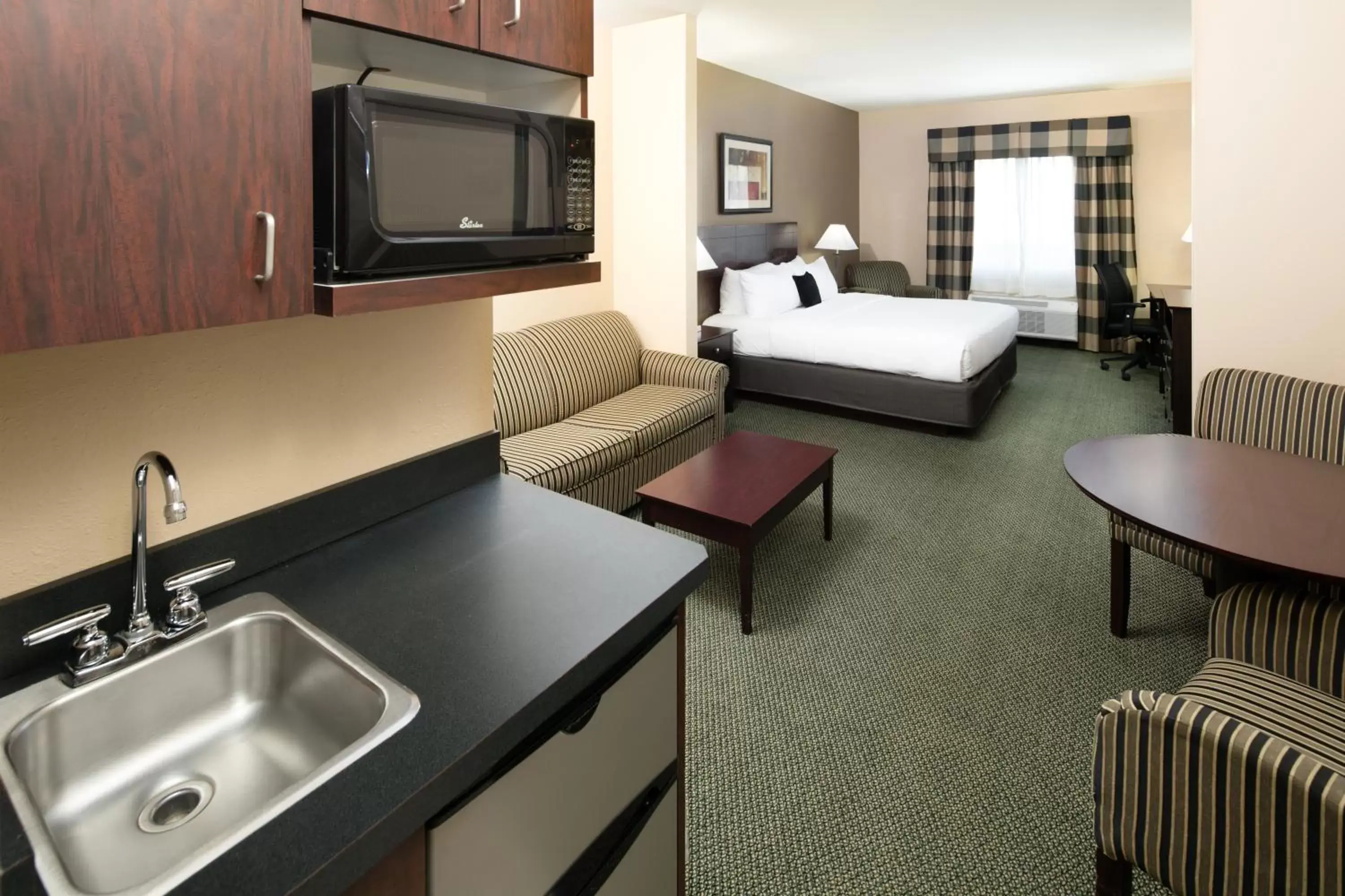 Bed, TV/Entertainment Center in Country Inn & Suites by Radisson, Elizabethtown, KY