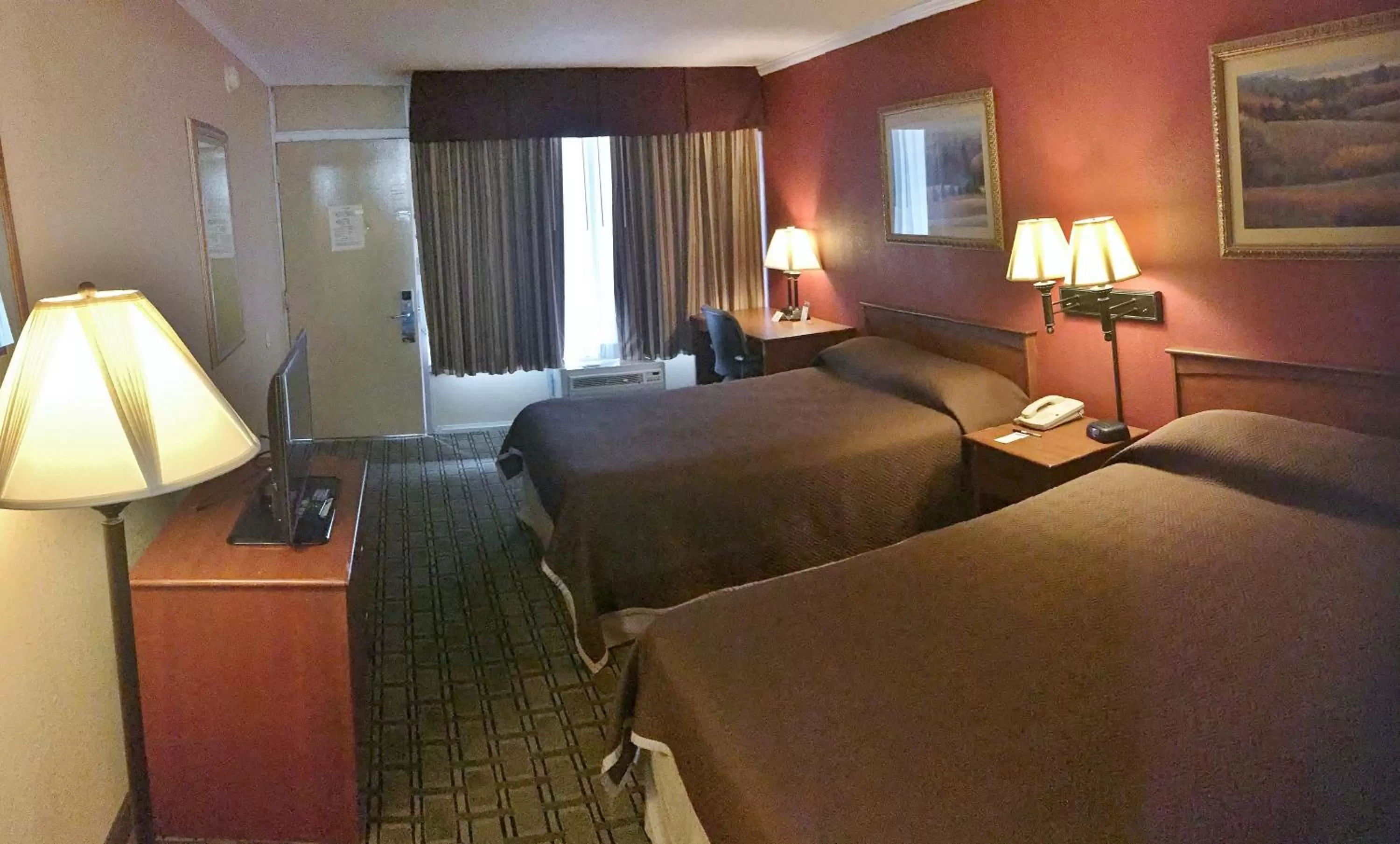 Deluxe Double Room with Two Double Beds - Smoking in Travelodge by Wyndham Beckley